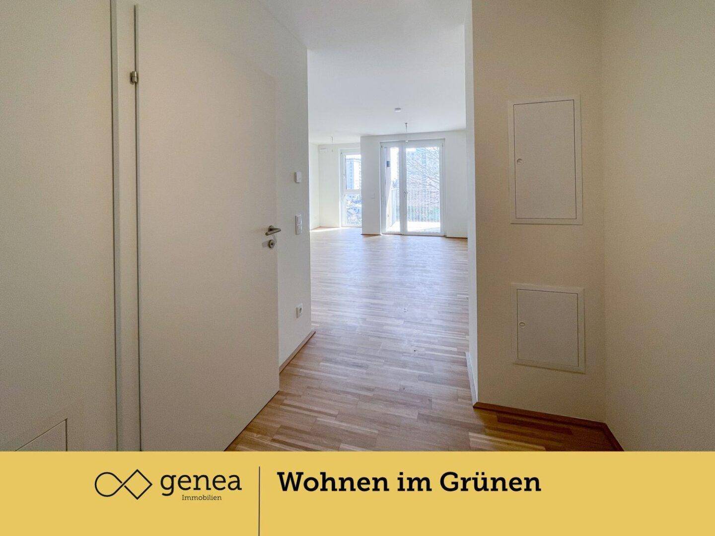 Heller Eingangsbereich mit Holzparkettboden, der in den offenen Wohnbereich führt.