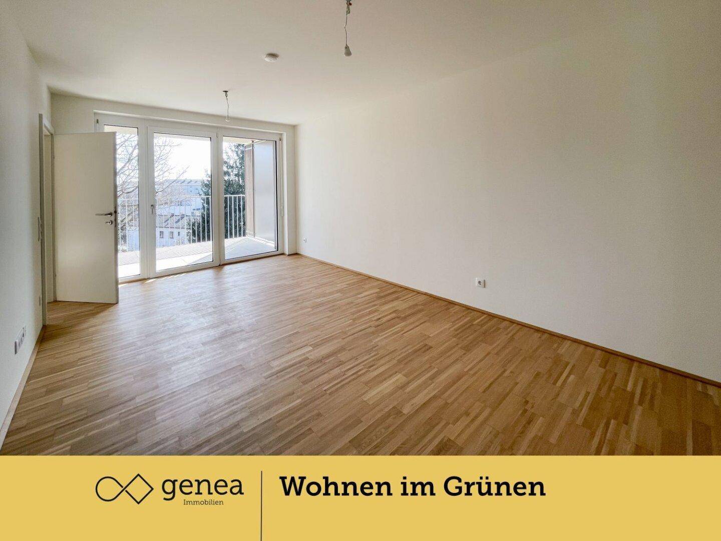 Geräumiger, heller Raum mit Holzparkettboden und Zugang zu einem Balkon, ideal als Wohn- oder Schlafzimmer.
