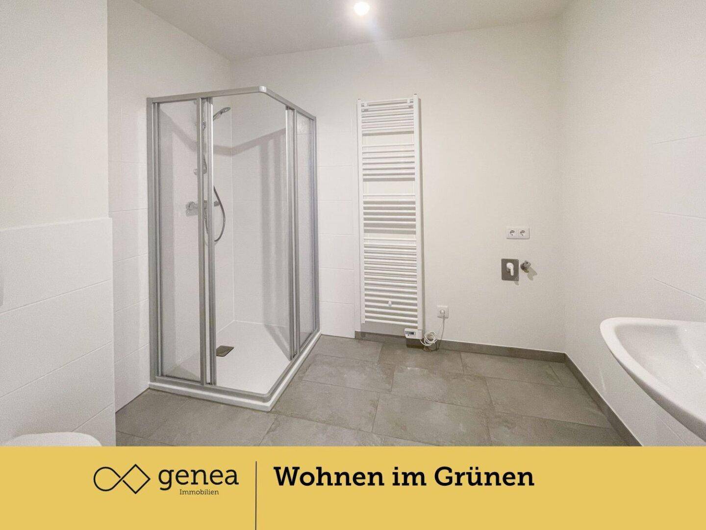 Modernes Badezimmer mit Duschkabine, Handtuchheizkörper und Waschbecken, in neutralen Farben gehalten.
