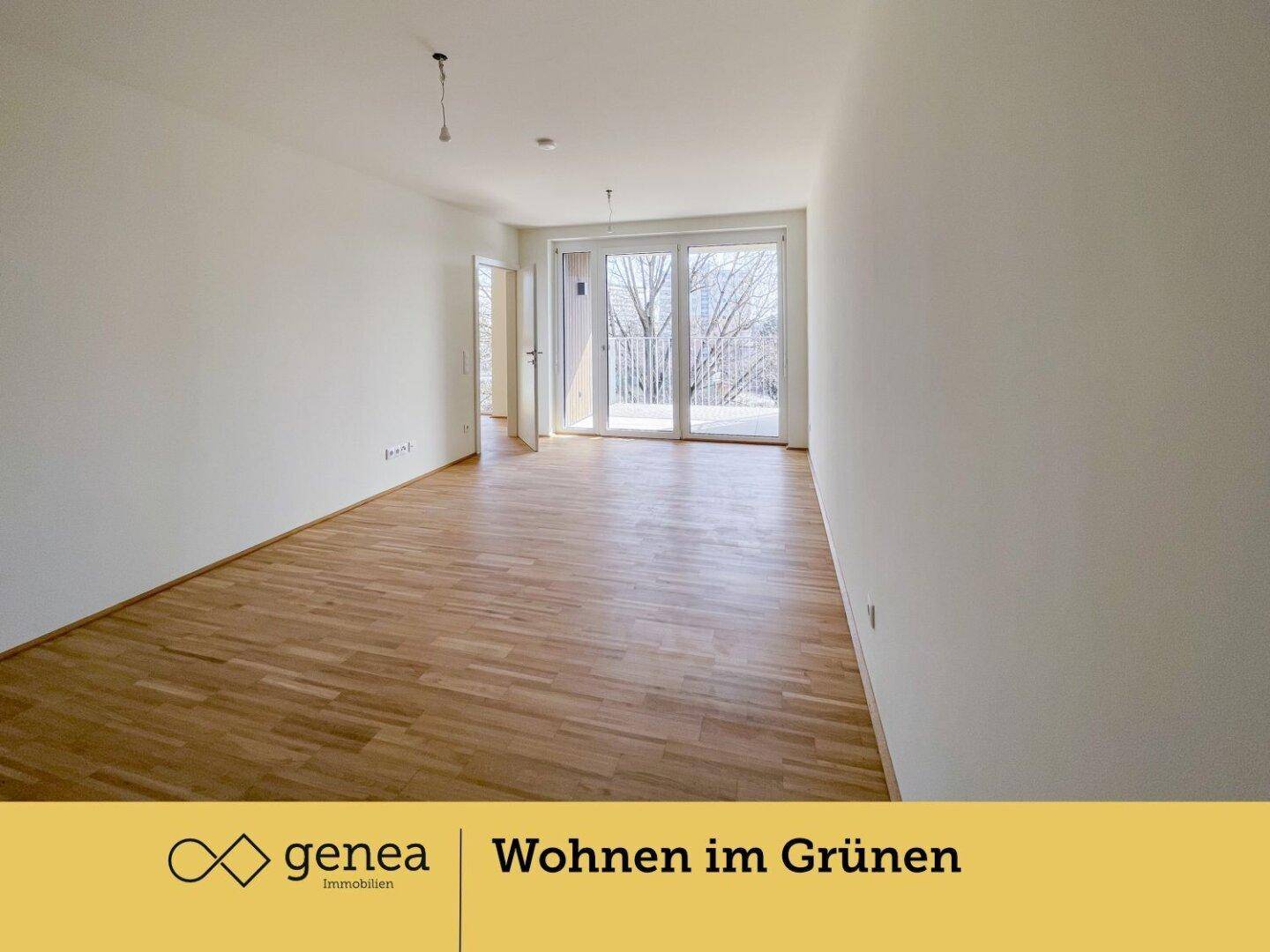 Lichtdurchfluteter Raum mit Holzparkett und großen Fenstern, die viel Tageslicht hereinlassen.