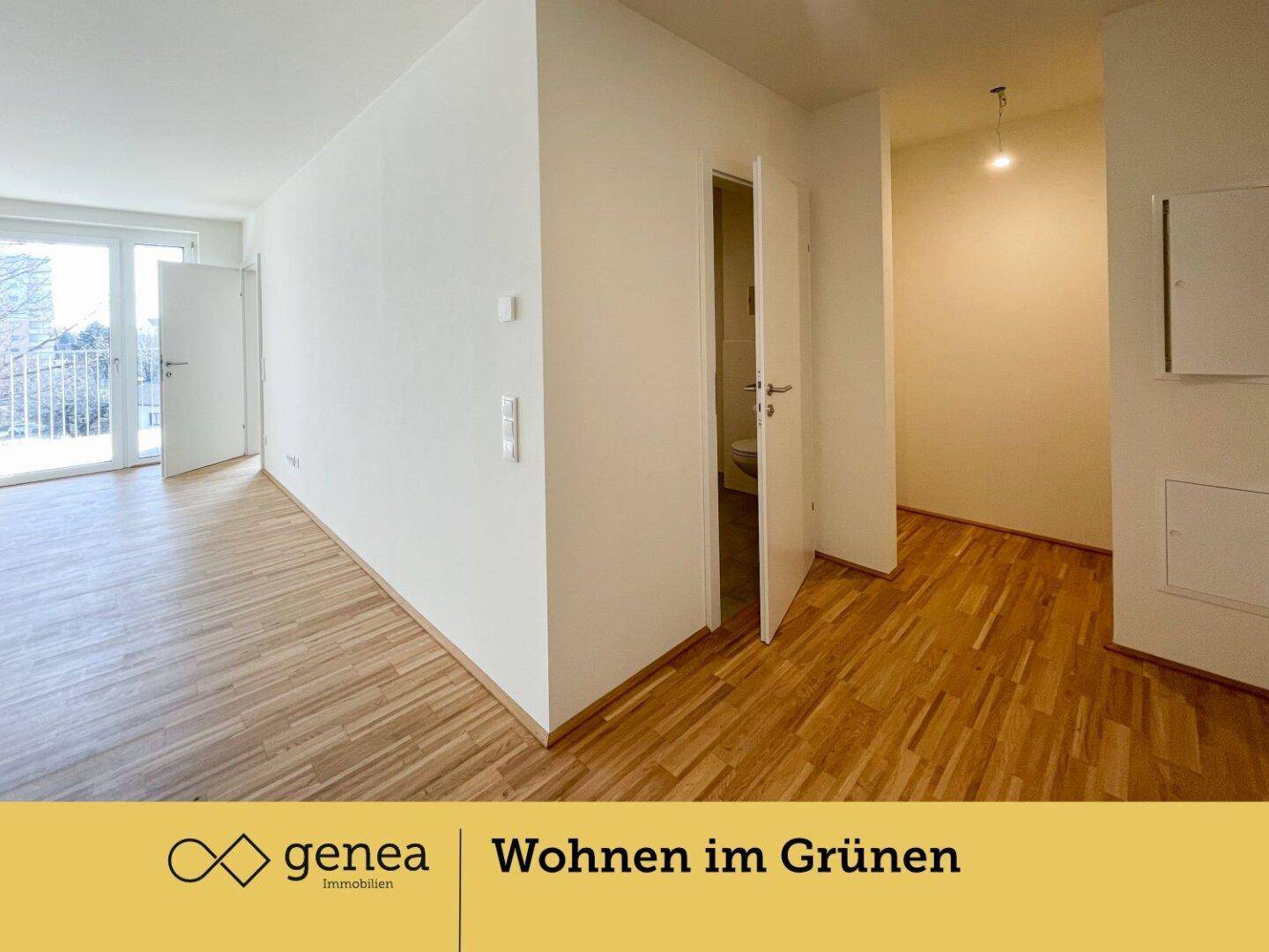 Heller Wohnbereich mit Parkettboden, weißen Wänden und Zugang zu einem Außenbereich.