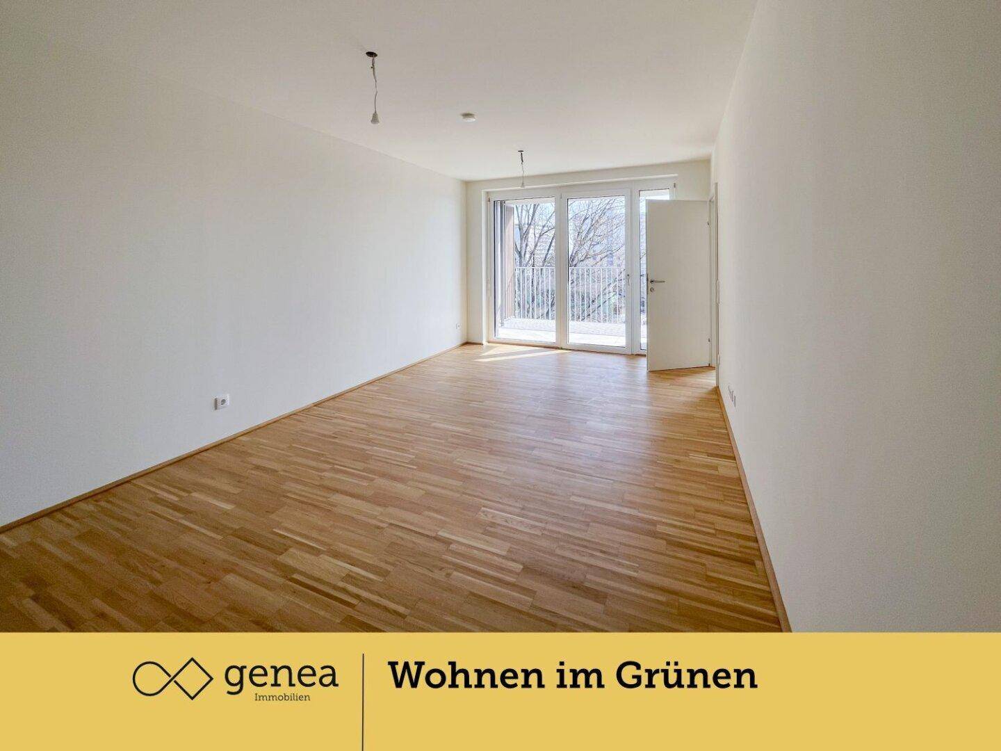 Geräumiger Wohnbereich mit hellem Parkettboden und großen Fenstern zum Balkon.