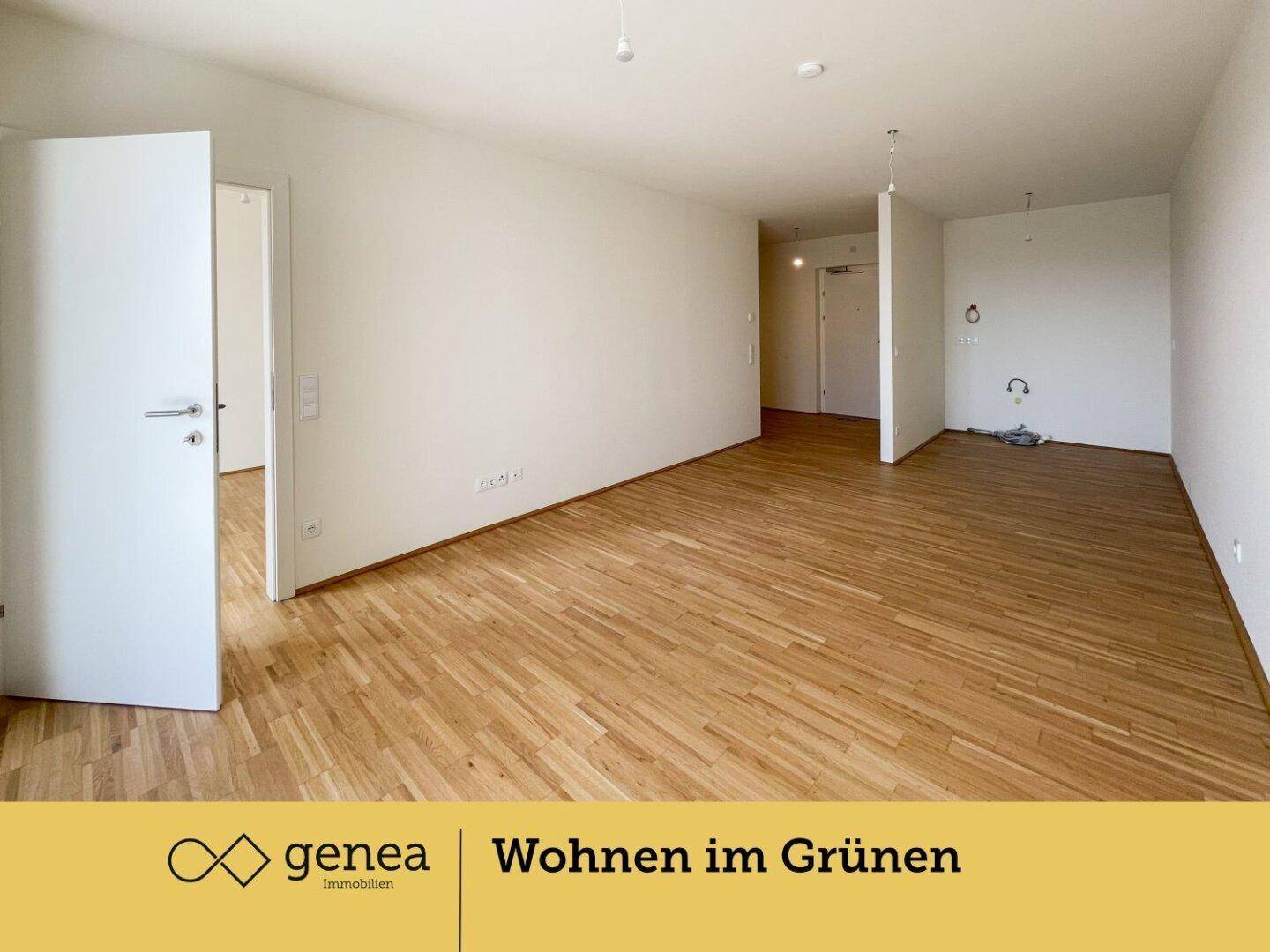 Eingangsbereich mit hellem Parkettboden und offenem Übergang zum Wohnbereich.