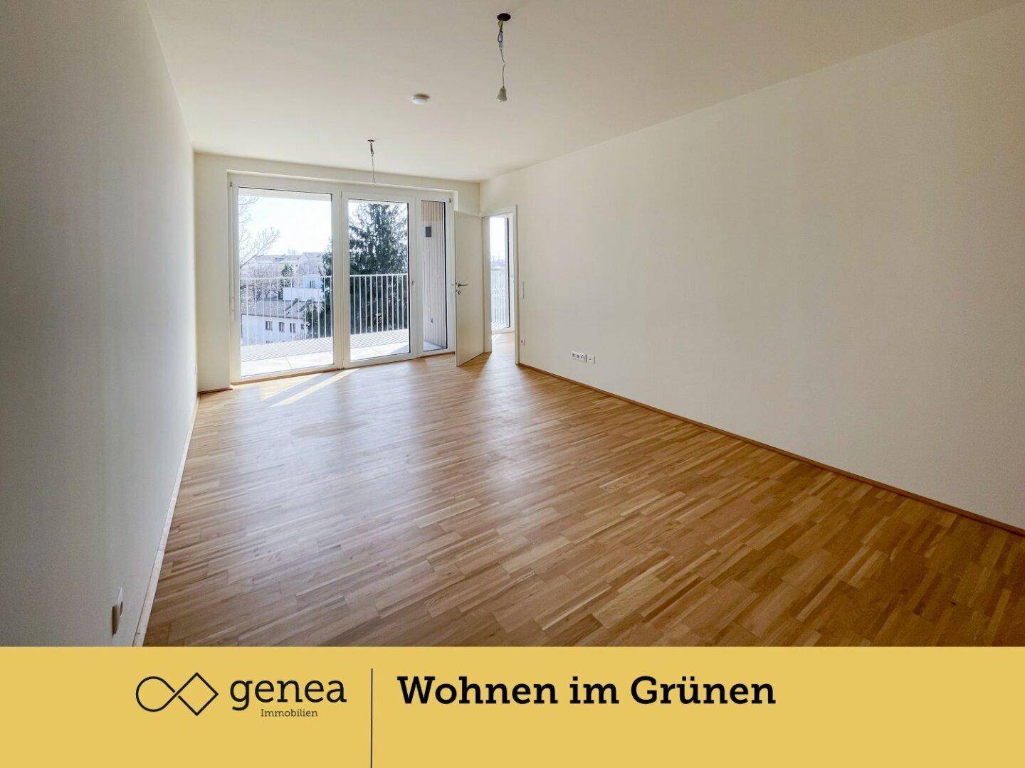 Lichtdurchfluteter Wohnbereich mit Parkettboden und direktem Zugang zum Außenbereich.
