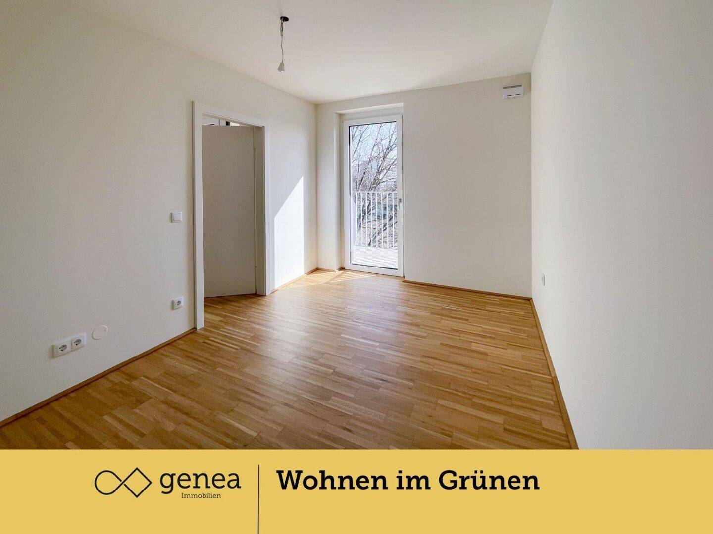 Helles Schlafzimmer mit Parkettboden und Zugang zu einem kleinen Balkon.