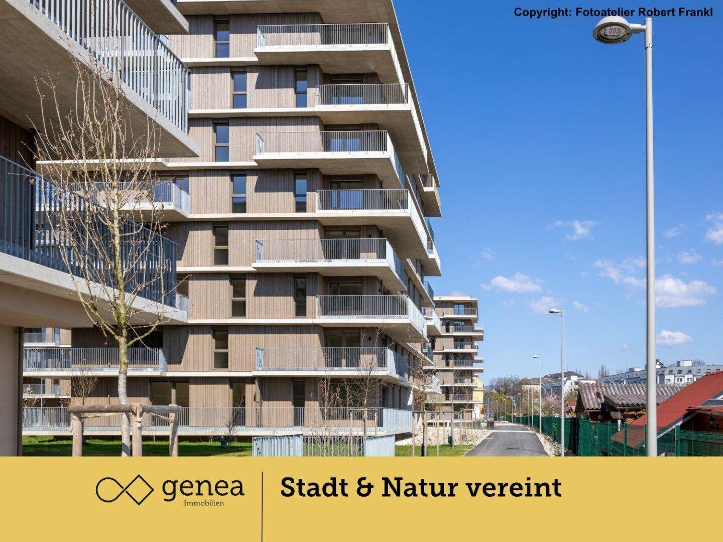 Detailansicht der modernen Wohngebäude mit Balkonen und Holzverkleidung in einer städtischen Umgebung.