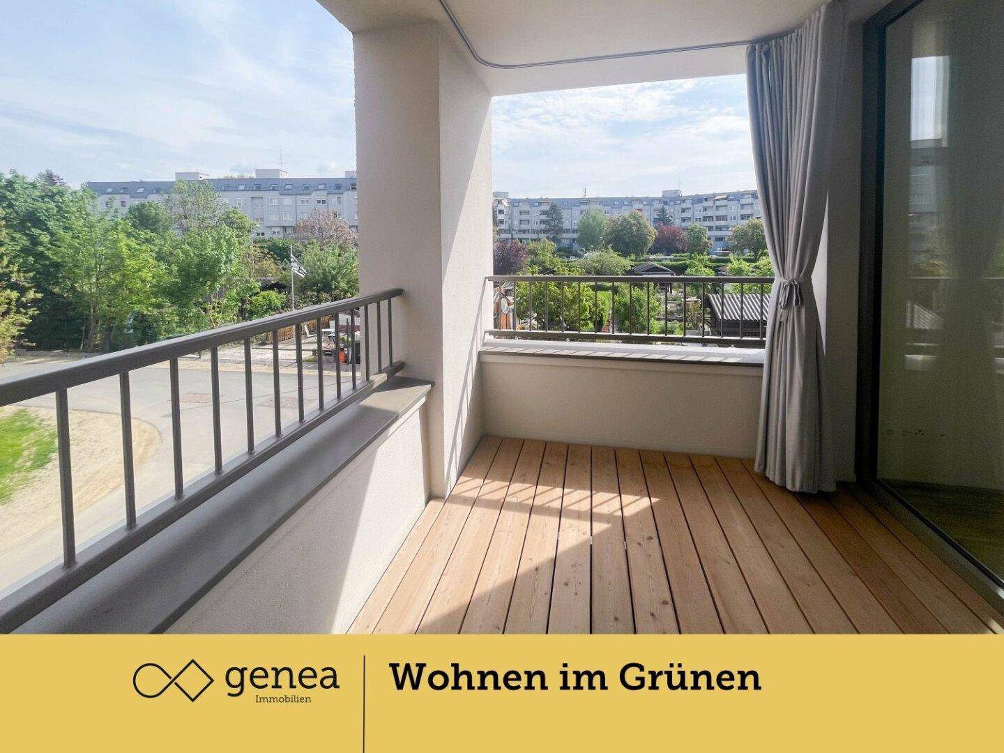 Geräumiger Balkon mit Holzboden und Blick auf die umliegende grüne Umgebung.