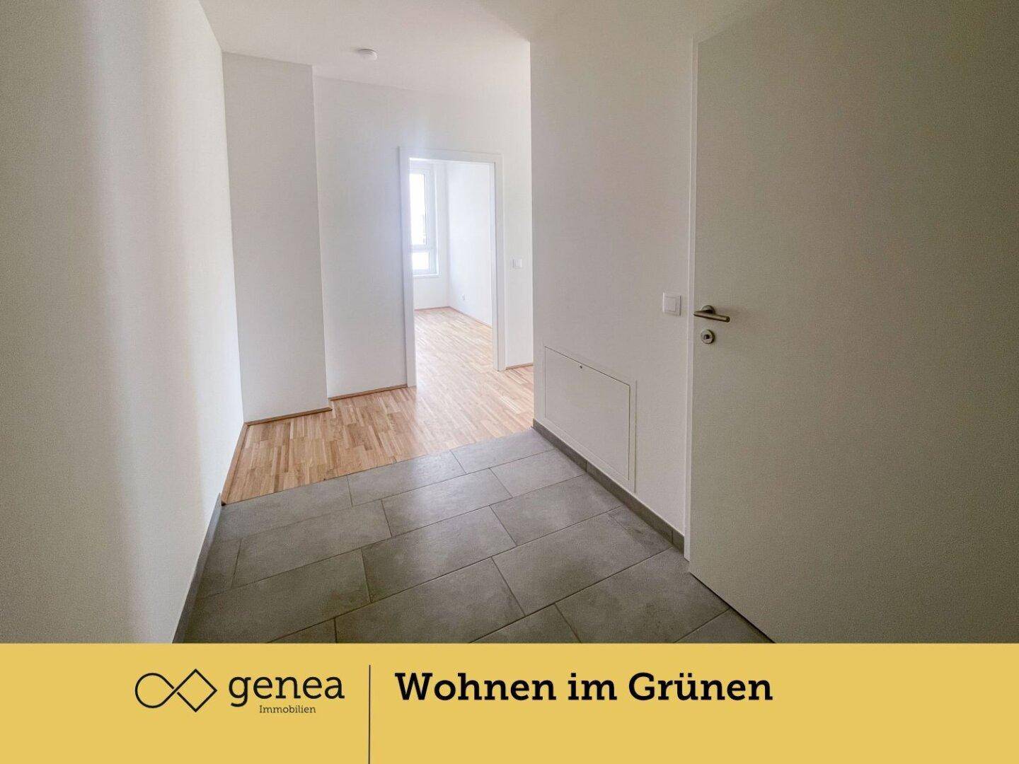 Eingangsbereich mit Fliesenboden und Übergang zu Räumen mit Parkettboden.