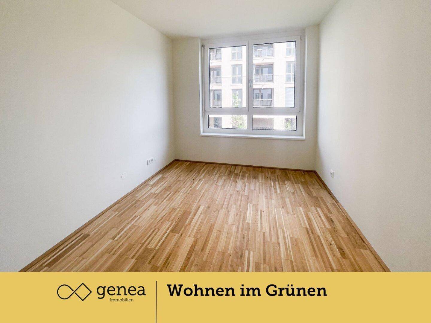 Helles Schlafzimmer mit Parkettboden und großen Fenstern, ideal für natürliche Belichtung.