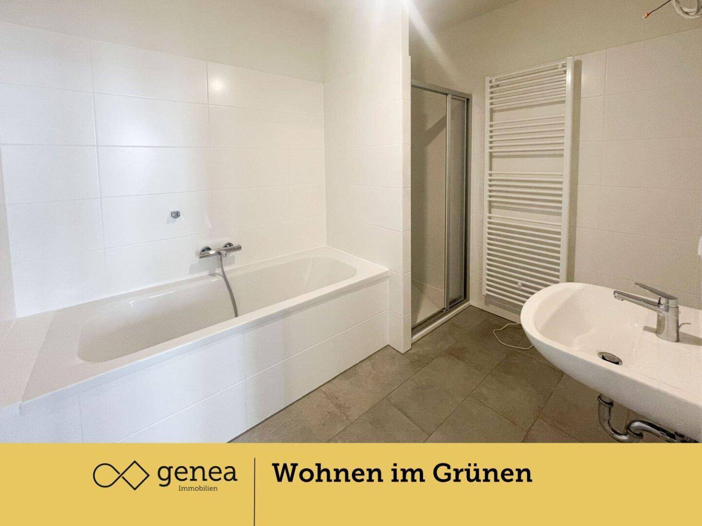 Modernes Badezimmer mit Badewanne, Dusche, Waschbecken und beheiztem Handtuchhalter.