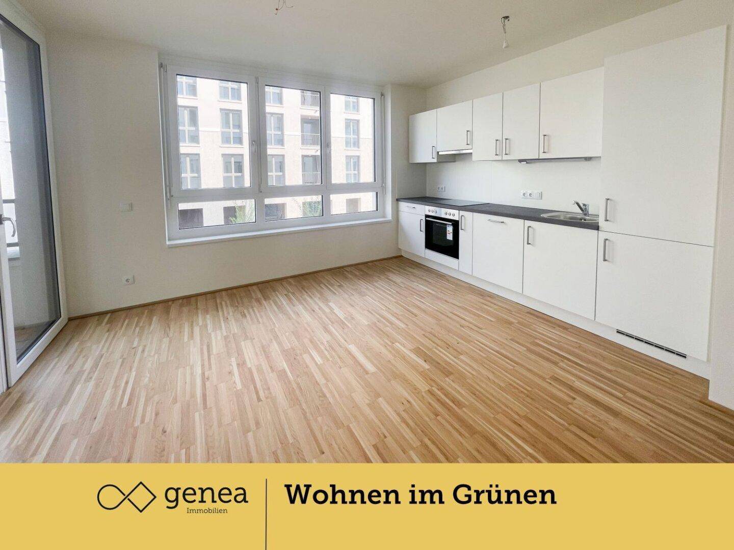 Offener Wohnbereich mit integrierter Küche, Parkettboden und großen Fenstern für viel Licht.