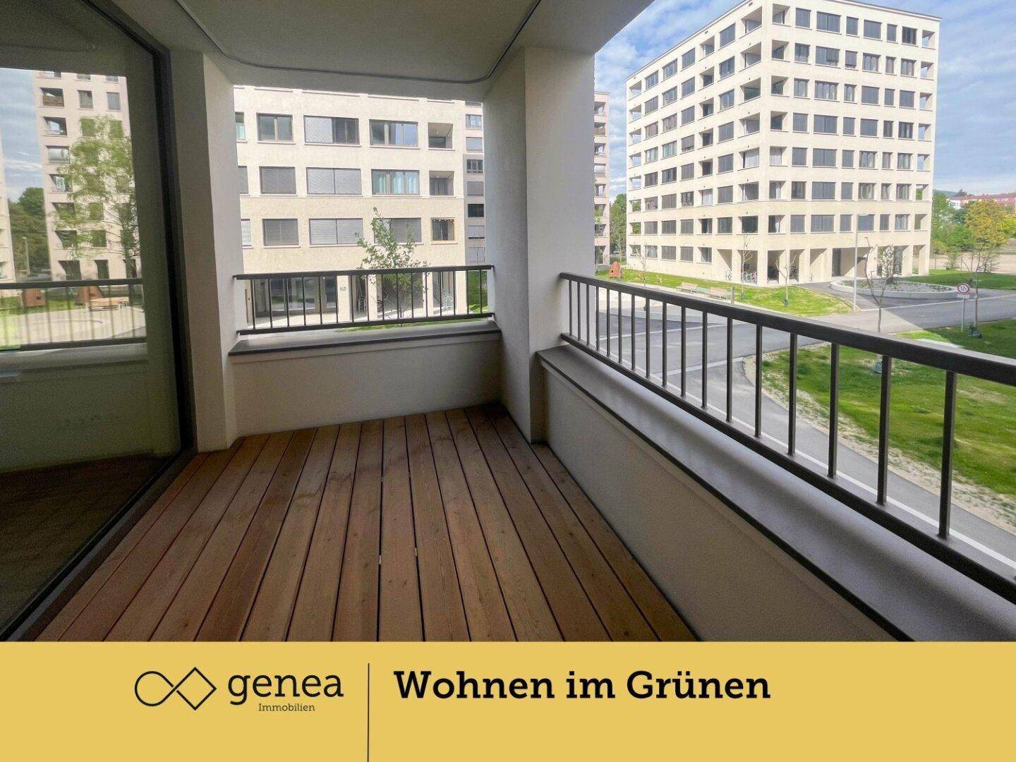 Geräumiger Balkon mit Holzboden und Blick auf die umliegenden modernen Gebäude.