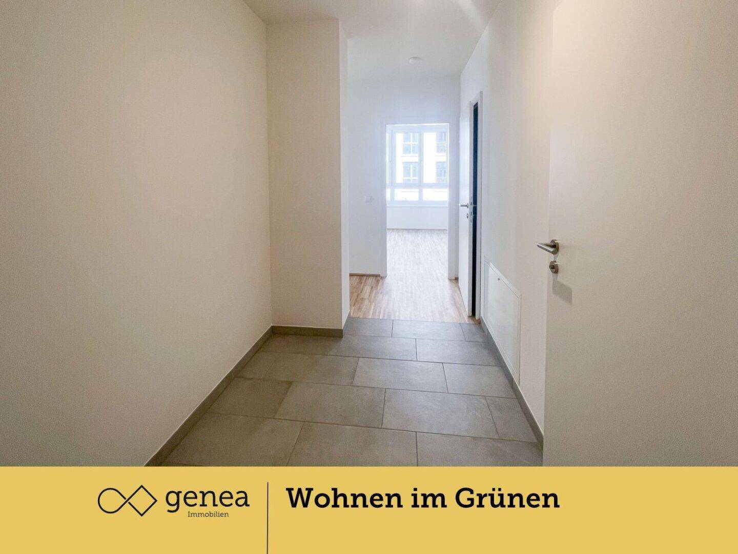 Heller Flur mit Fliesenboden und Zugang zu weiteren Räumen der modernen Wohnung.