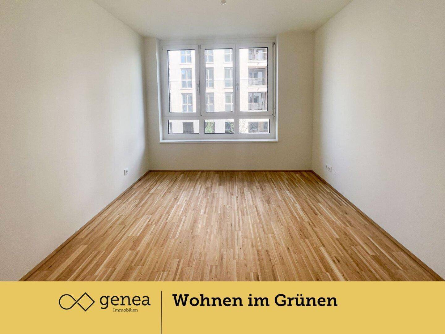 Helles und geräumiges Schlafzimmer mit Parkettboden und großem Fenster in einem Neubau.