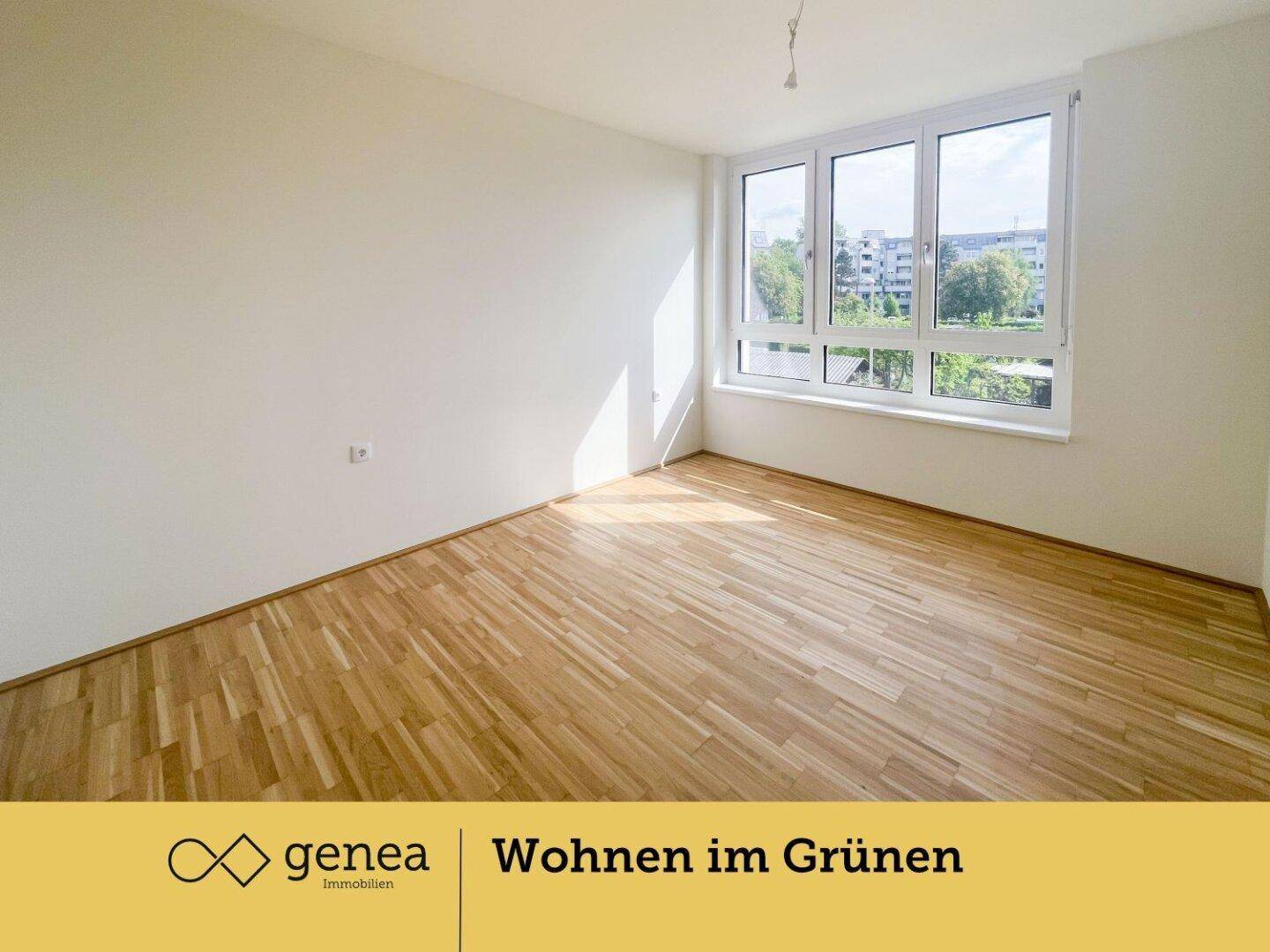 Helles Schlafzimmer mit Parkettboden und großen Fenstern, die viel Tageslicht hereinlassen.