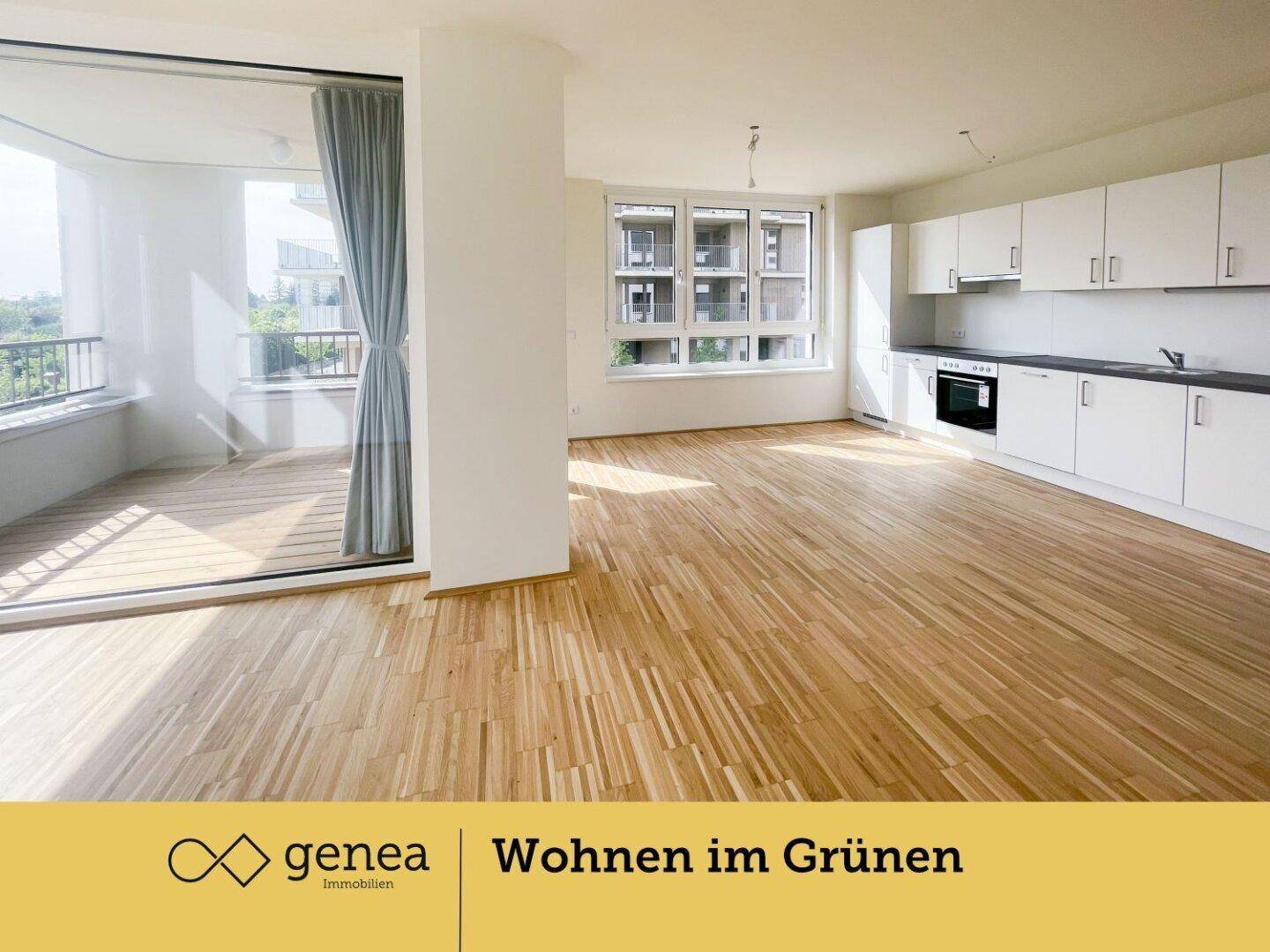 Offener Wohnbereich mit integrierter Küche, Parkettboden und direktem Zugang zum sonnigen Balkon.