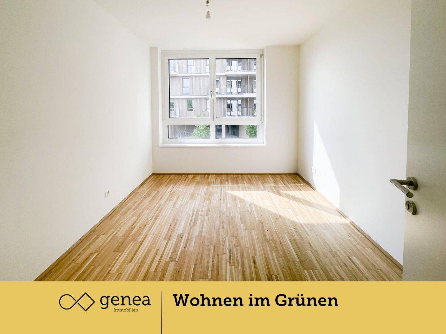Weiteres helles Zimmer mit Parkettboden und großem Fenster, ideal als Schlaf- oder Arbeitszimmer.