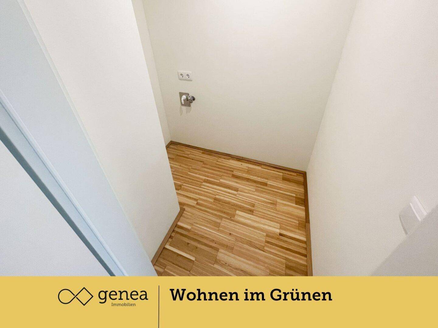 Praktischer Abstellraum mit Parkettboden und Anschlüssen für Waschmaschine oder Trockner.