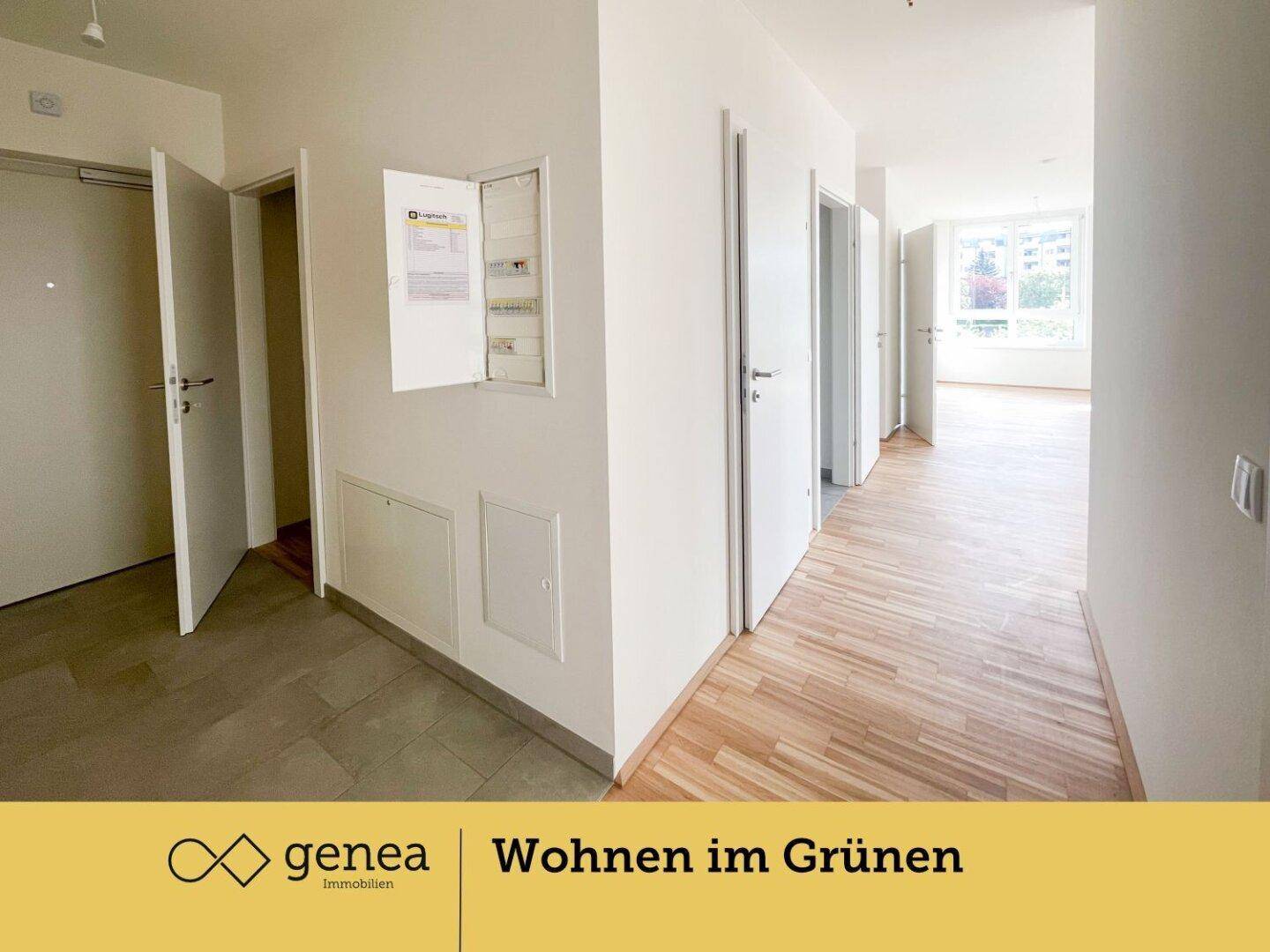 Geräumiger Flur mit Fliesenboden und Zugang zu verschiedenen Zimmern der Wohnung.