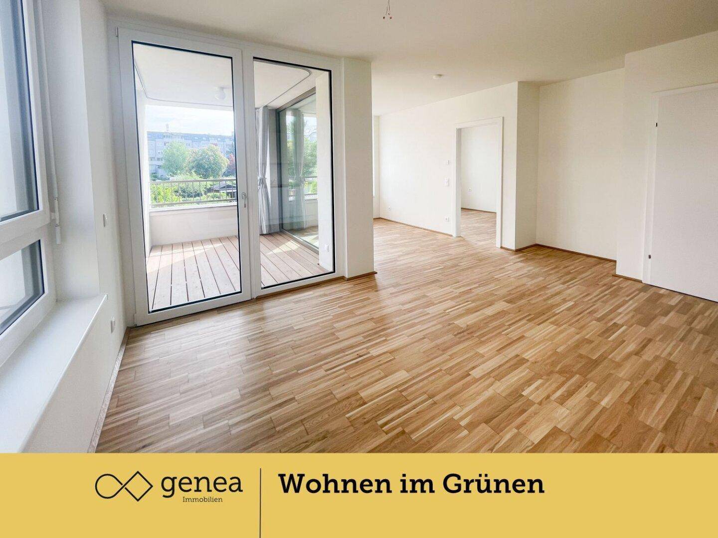 Geräumiger Wohnbereich mit Holzboden und Zugang zu einem großen Balkon.