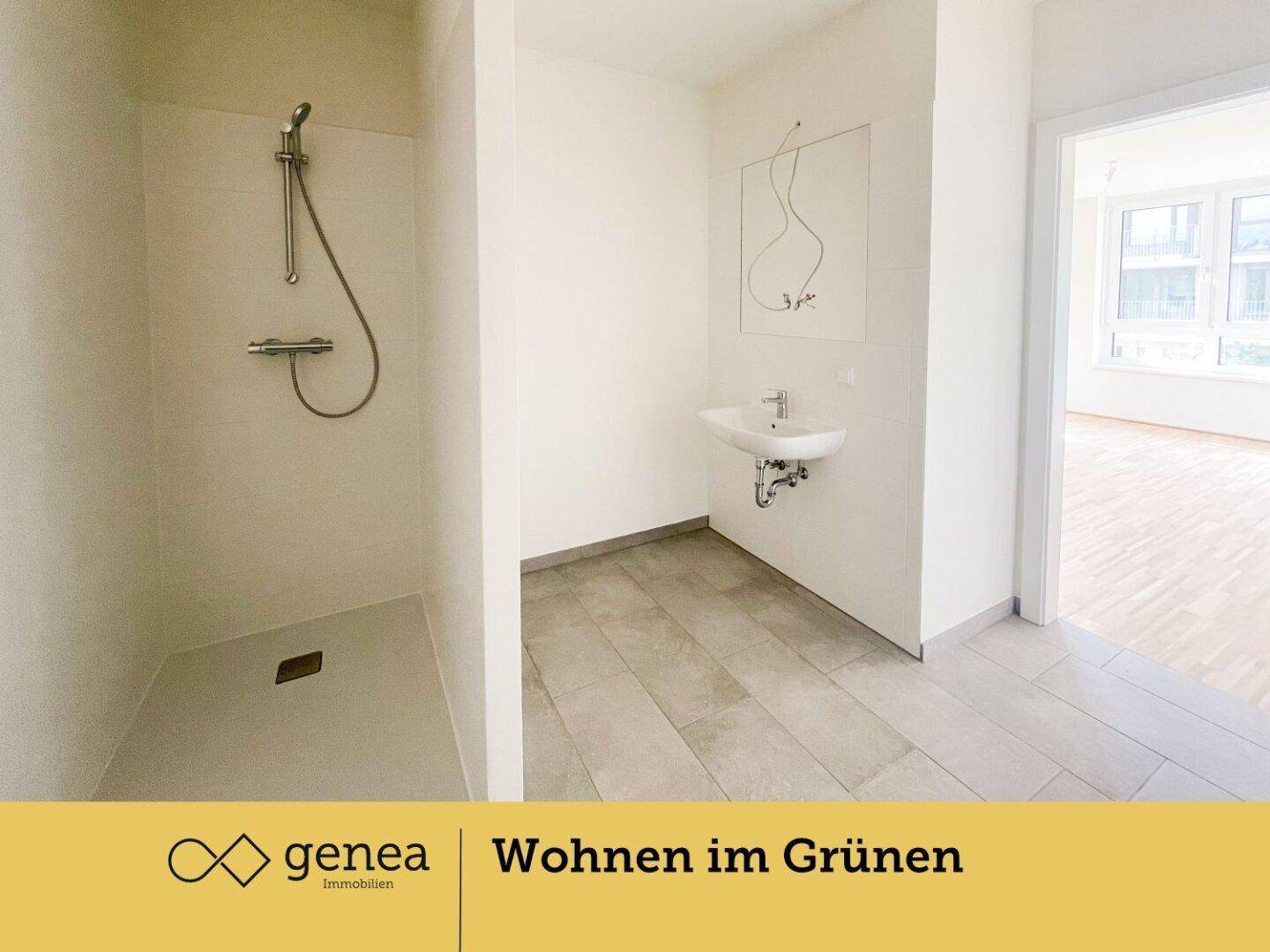Modernes Badezimmer mit ebenerdiger Dusche, Waschbecken und hellen Fliesen.