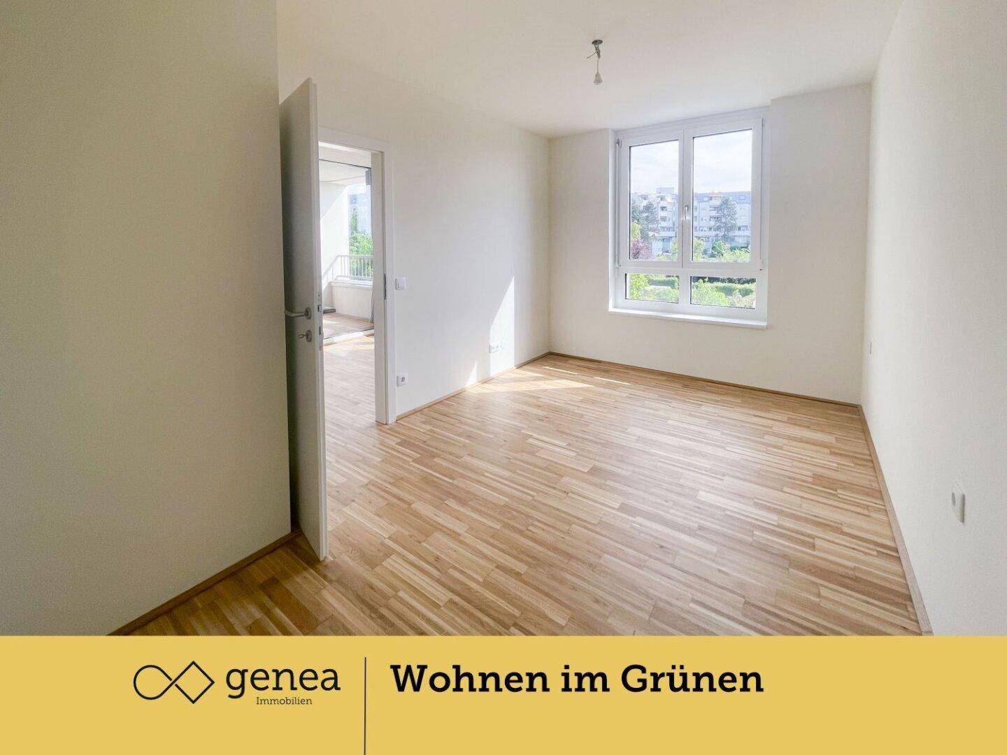 Helles Schlafzimmer mit Holzboden und Fenster, das viel Tageslicht hereinlässt.