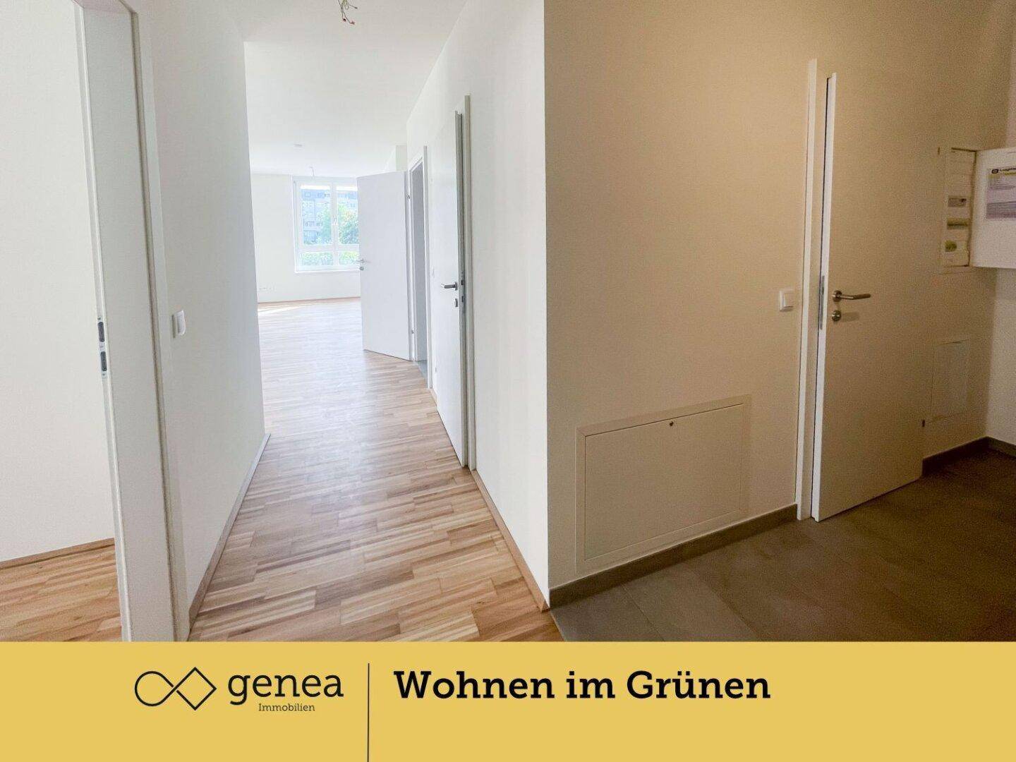Heller Flur mit Holzboden und Zugang zu verschiedenen Zimmern der Wohnung.