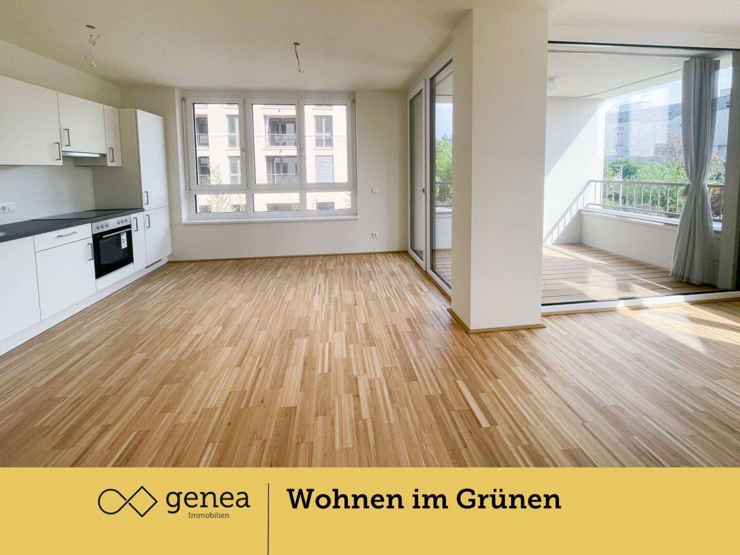 Offener Wohn- und Essbereich mit integrierter Küche und Zugang zum Balkon.