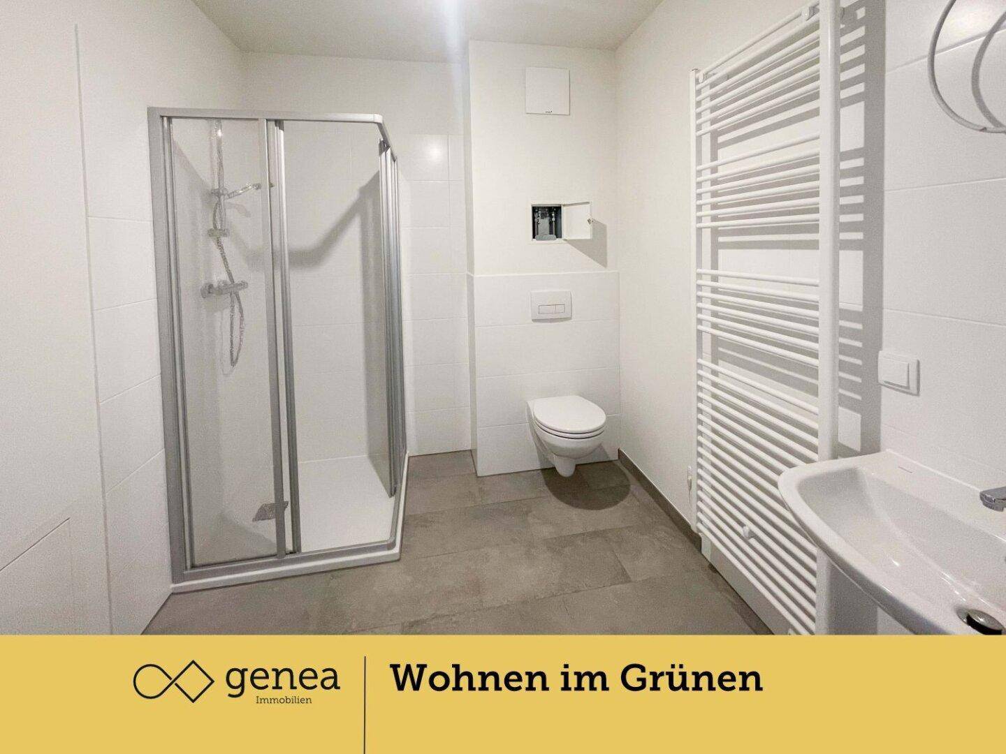 Modernes Badezimmer mit Duschkabine, wandhängendem WC, Waschbecken und beheiztem Handtuchhalter.