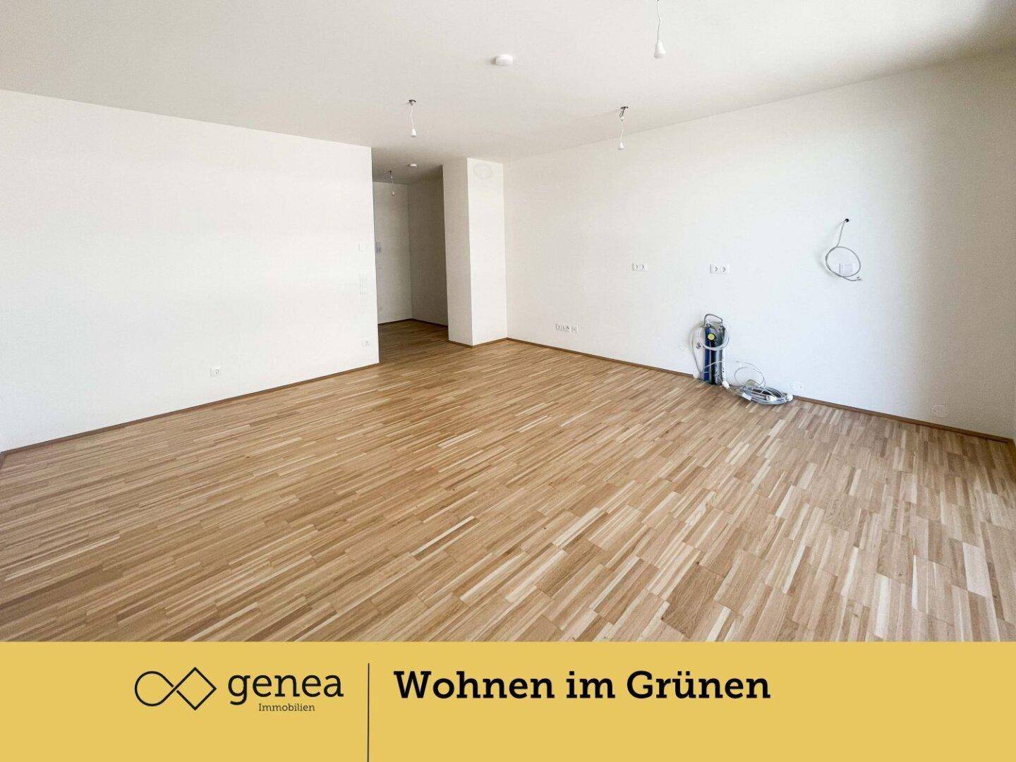 Heller Wohnbereich mit elegantem Holzparkettboden und viel Platz für individuelle Gestaltung.