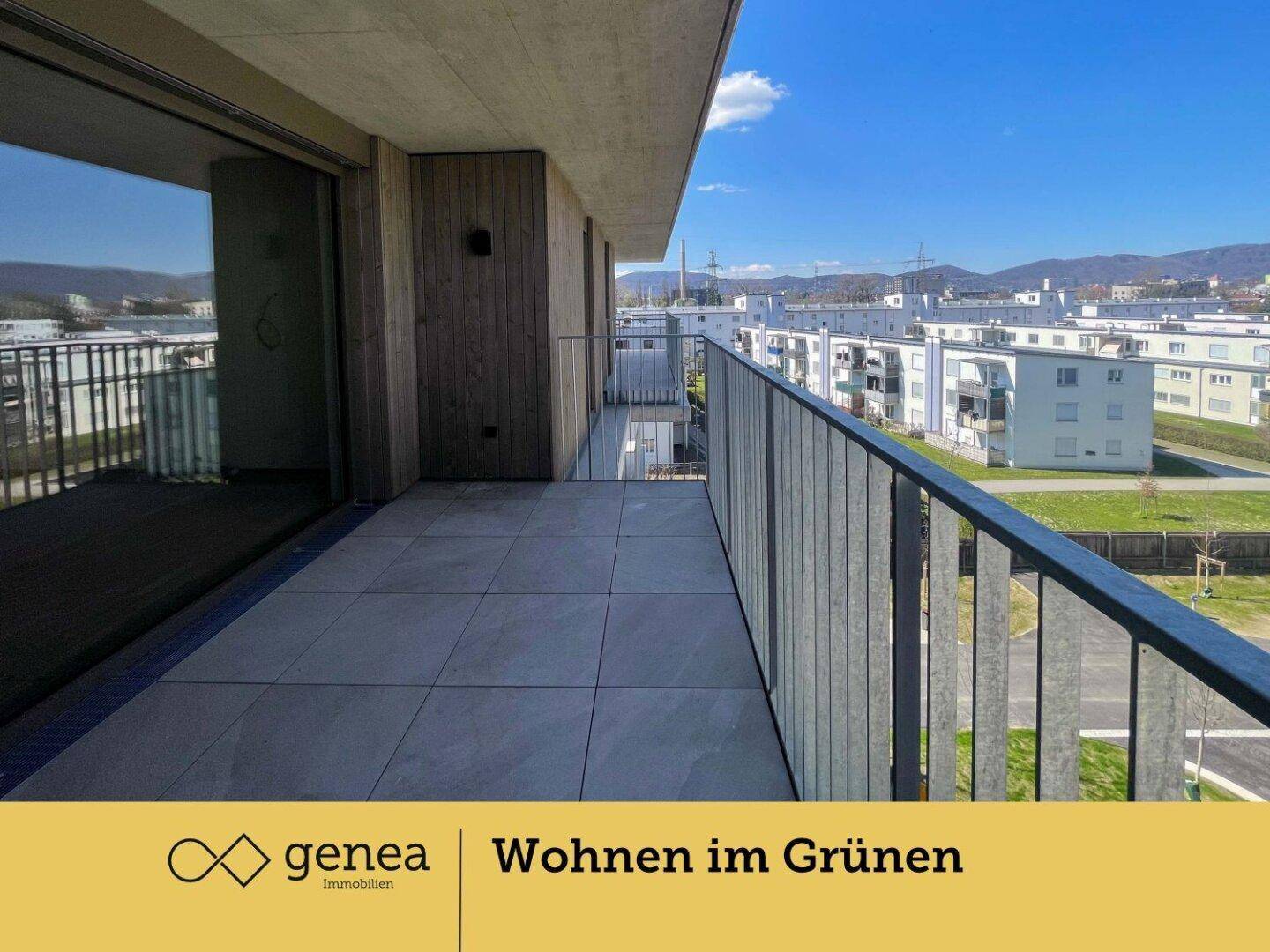 Geräumiger Balkon mit Fliesenboden und Metallgeländer, bietet einen weiten Blick auf die Umgebung.