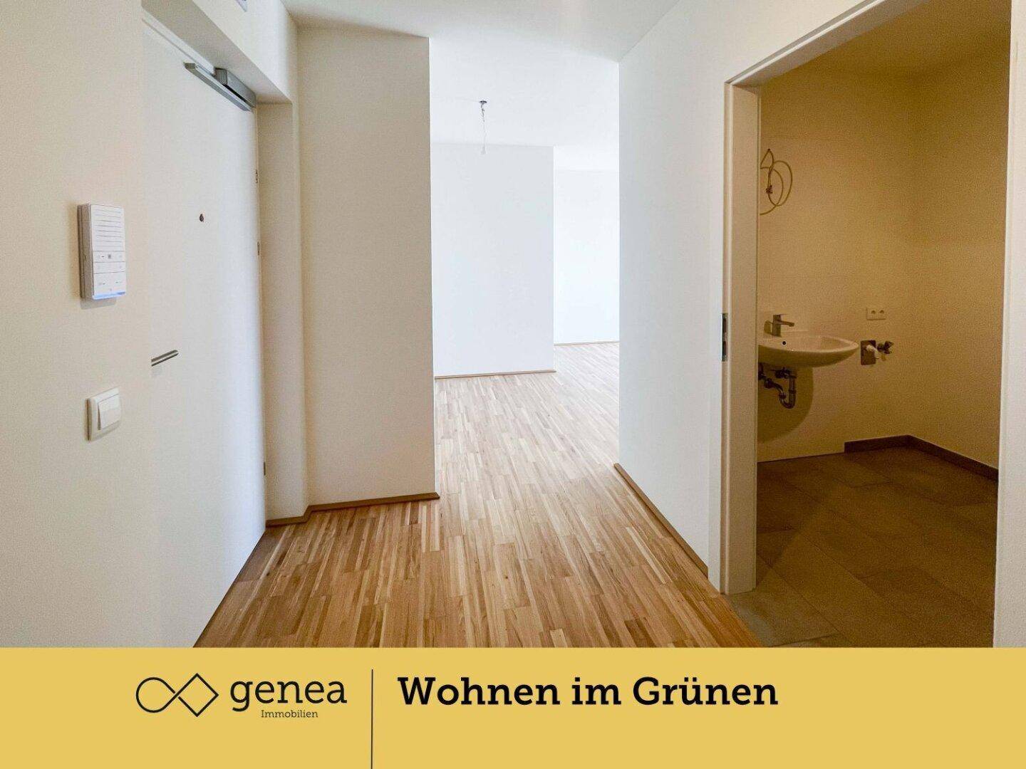 Heller Eingangsbereich mit Holzparkettboden und Zugang zu weiteren Räumen der Wohnung.