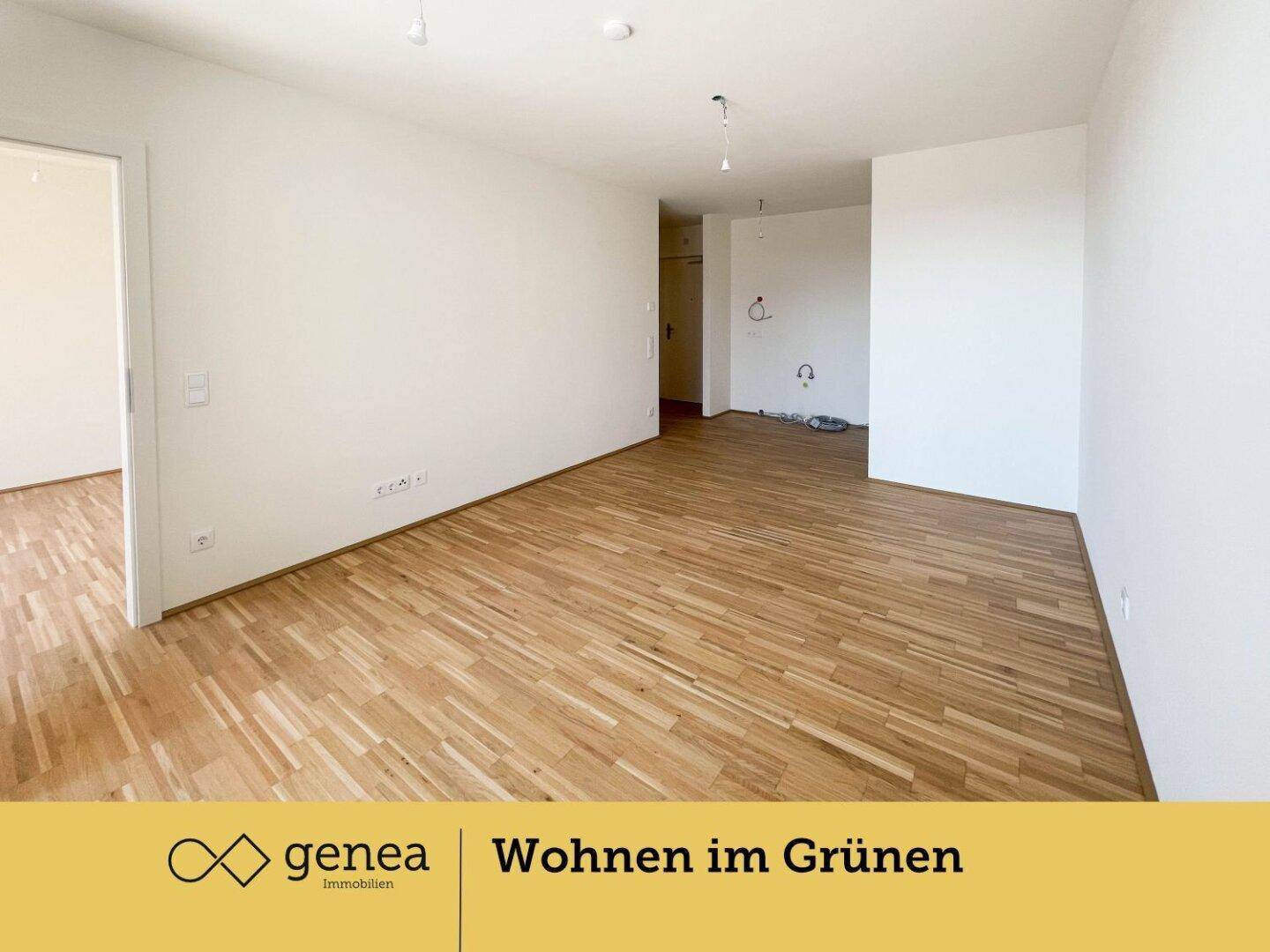 Offener Wohnbereich mit hellem Holzparkett und viel Tageslicht, bereit zur individuellen Gestaltung.