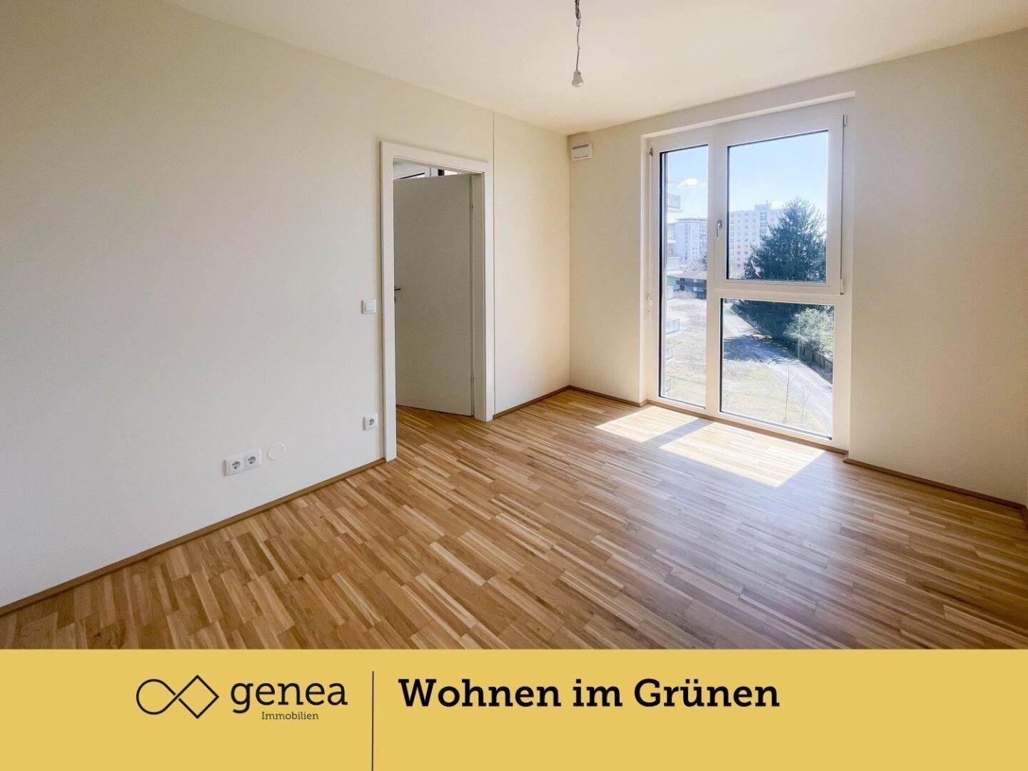 Helles Zimmer mit Holzparkettboden und großen Fenstern, ideal als Schlaf- oder Arbeitszimmer.