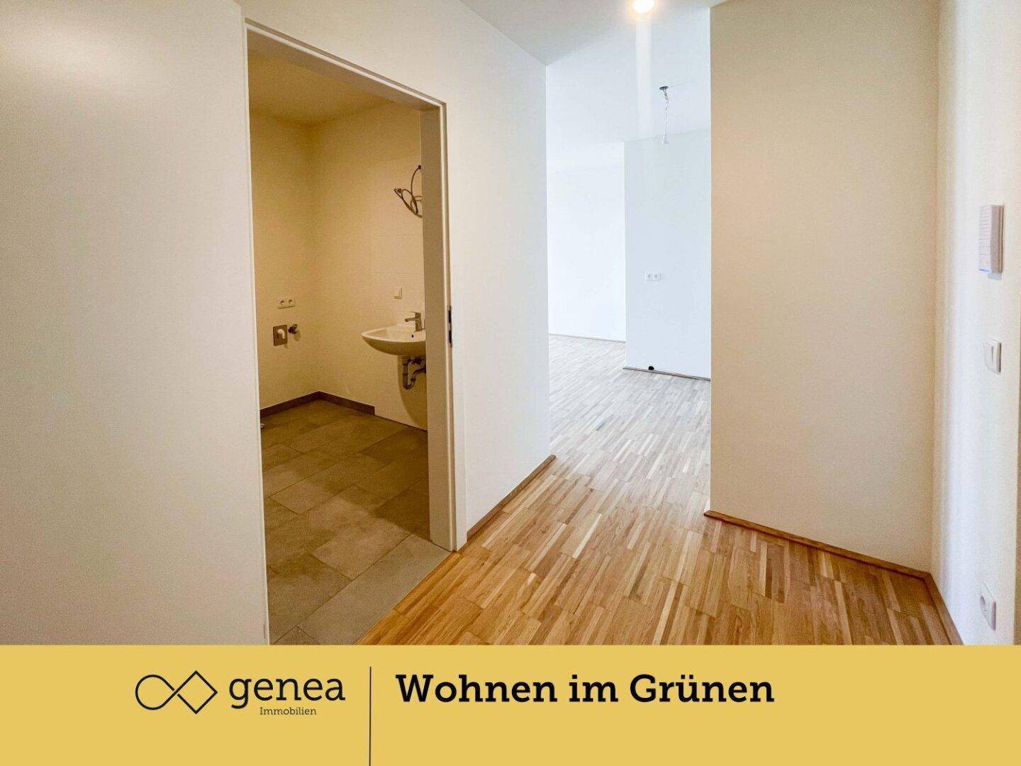 Heller Flur mit Parkettboden, der zu einem kleinen Raum mit Waschbecken führt.