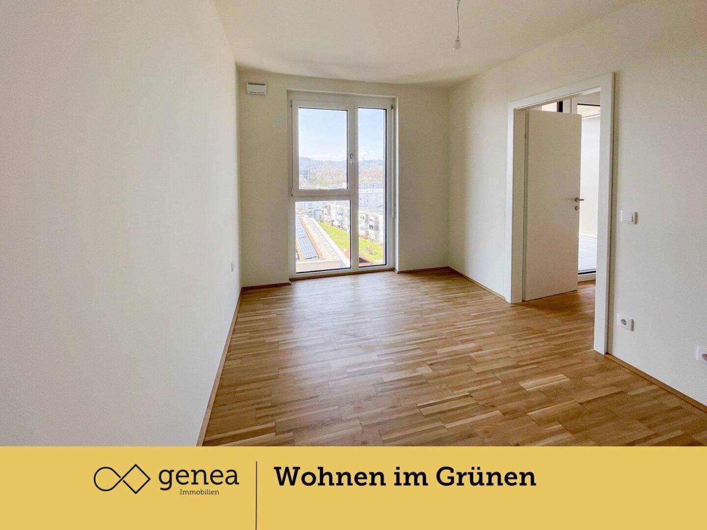 Helles Schlafzimmer mit Parkettboden und großem Fenster, das viel Tageslicht hereinlässt.