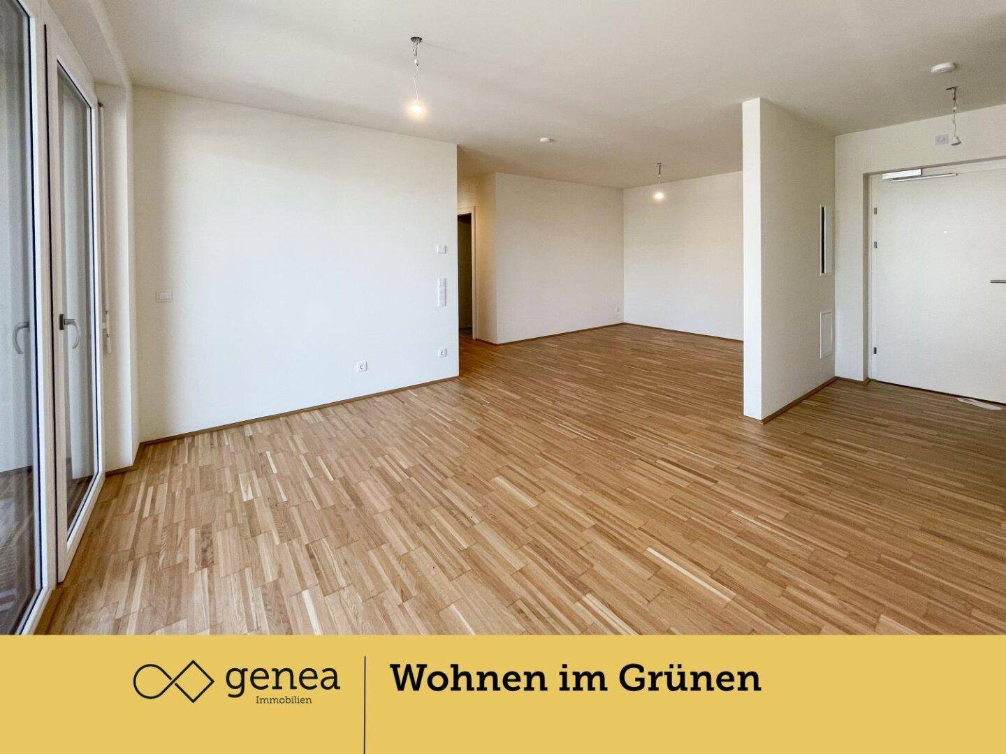 Geräumiger, heller Wohnbereich mit Parkettboden und viel Tageslicht durch große Fenster.