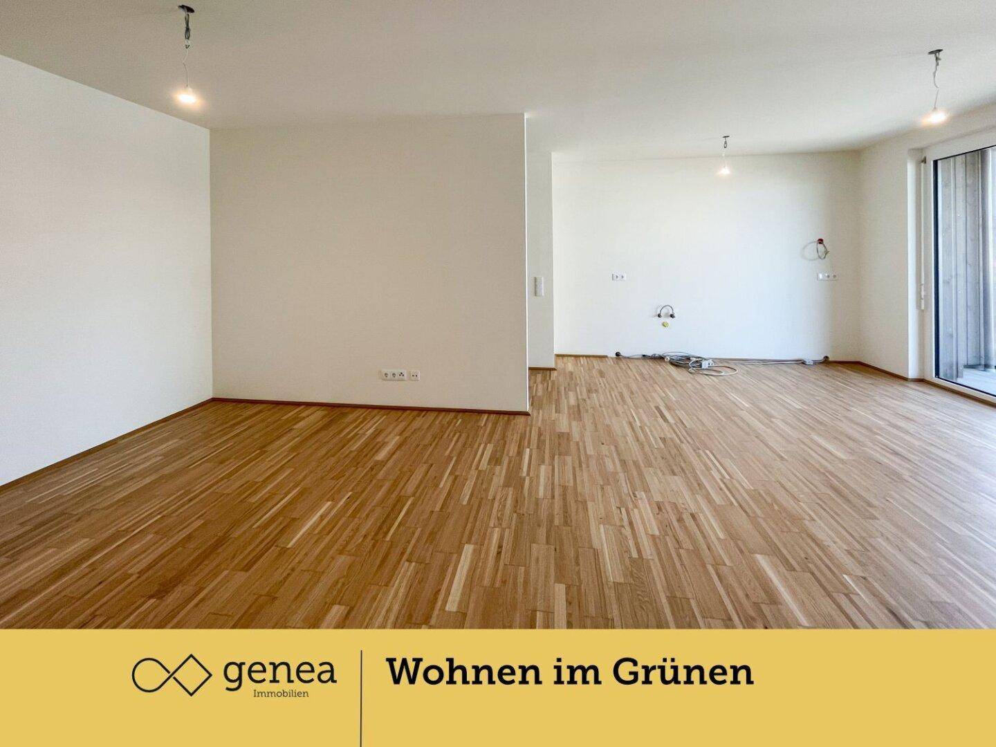 Weitläufiger Wohnbereich mit Parkettboden und Anschlüssen für eine zukünftige Küche.
