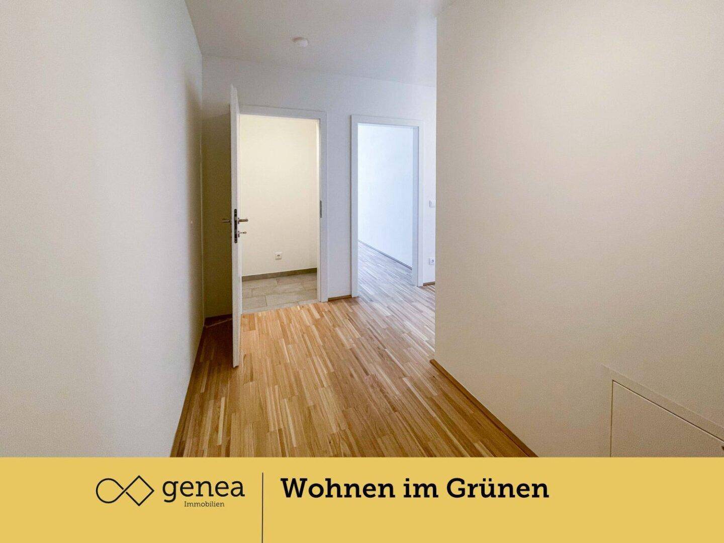 Heller Flur mit Holzboden und weißen Wänden, der zu verschiedenen Zimmern führt.