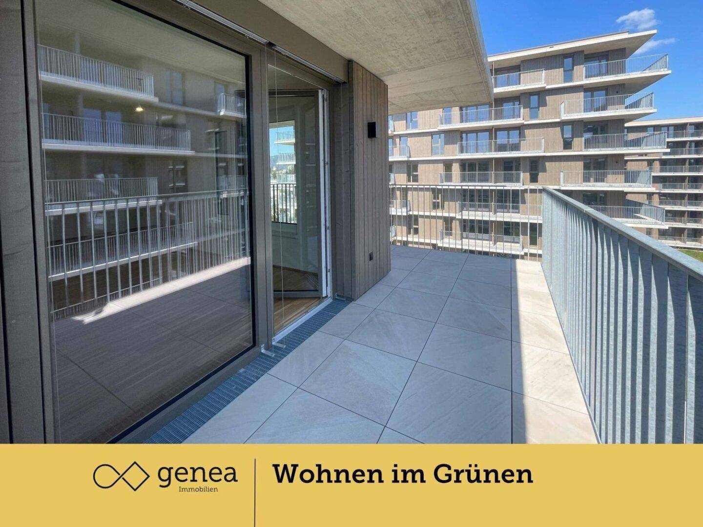 Großer Balkon mit Fliesenboden und Metallgeländer, bietet einen weiten Blick auf die Umgebung.
