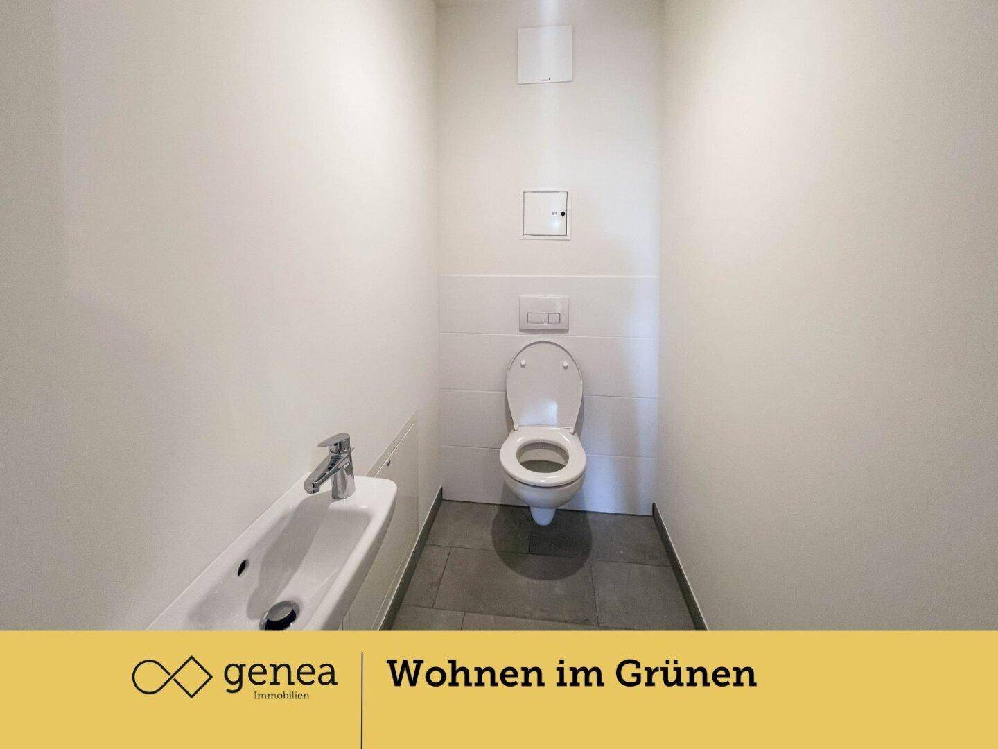 Separates WC mit wandhängender Toilette und kleinem Handwaschbecken, in schlichtem Design.