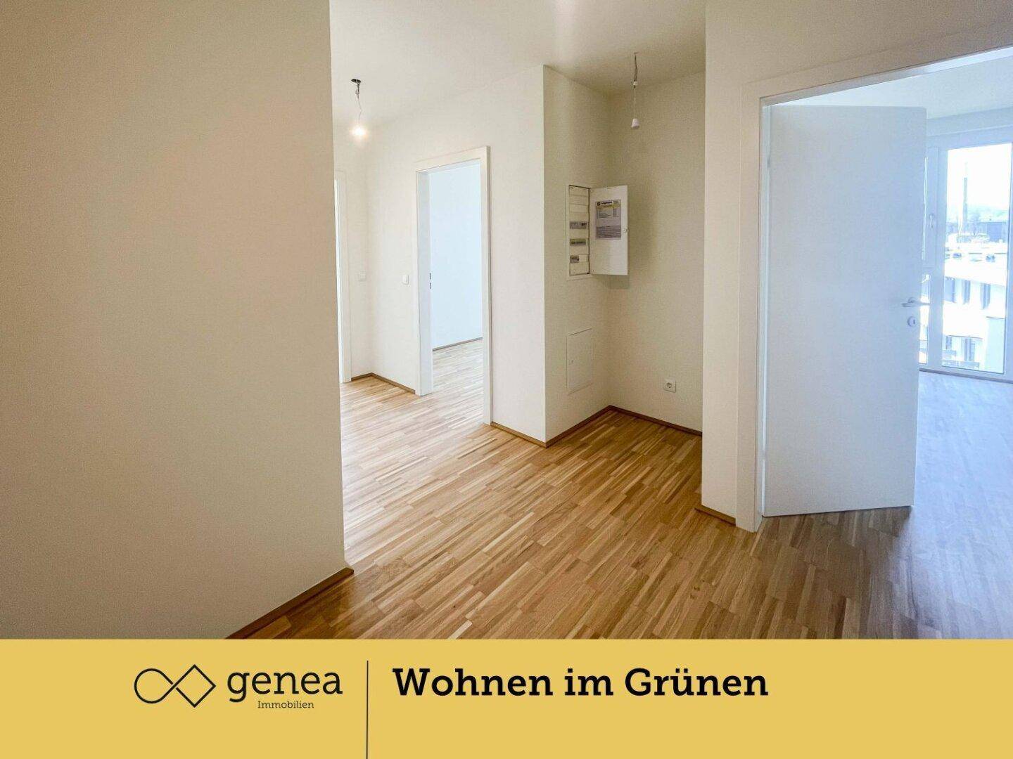 Heller Flur mit Parkettboden und Zugang zu verschiedenen Räumen der Wohnung.