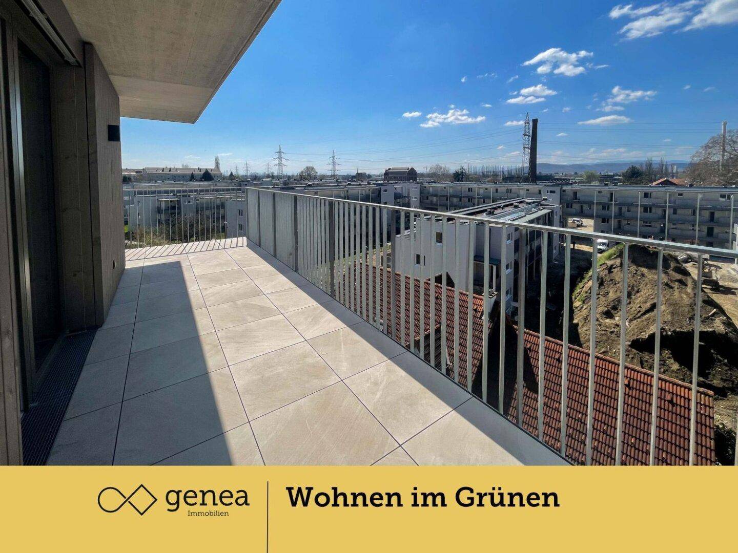 Geräumiger Balkon mit Fliesenboden und Metallgeländer, bietet einen weiten Blick über die Umgebung.