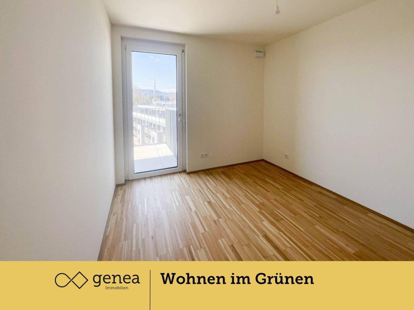 Schlafzimmer mit Parkettboden und Zugang zu einem Balkon, bietet viel Tageslicht.
