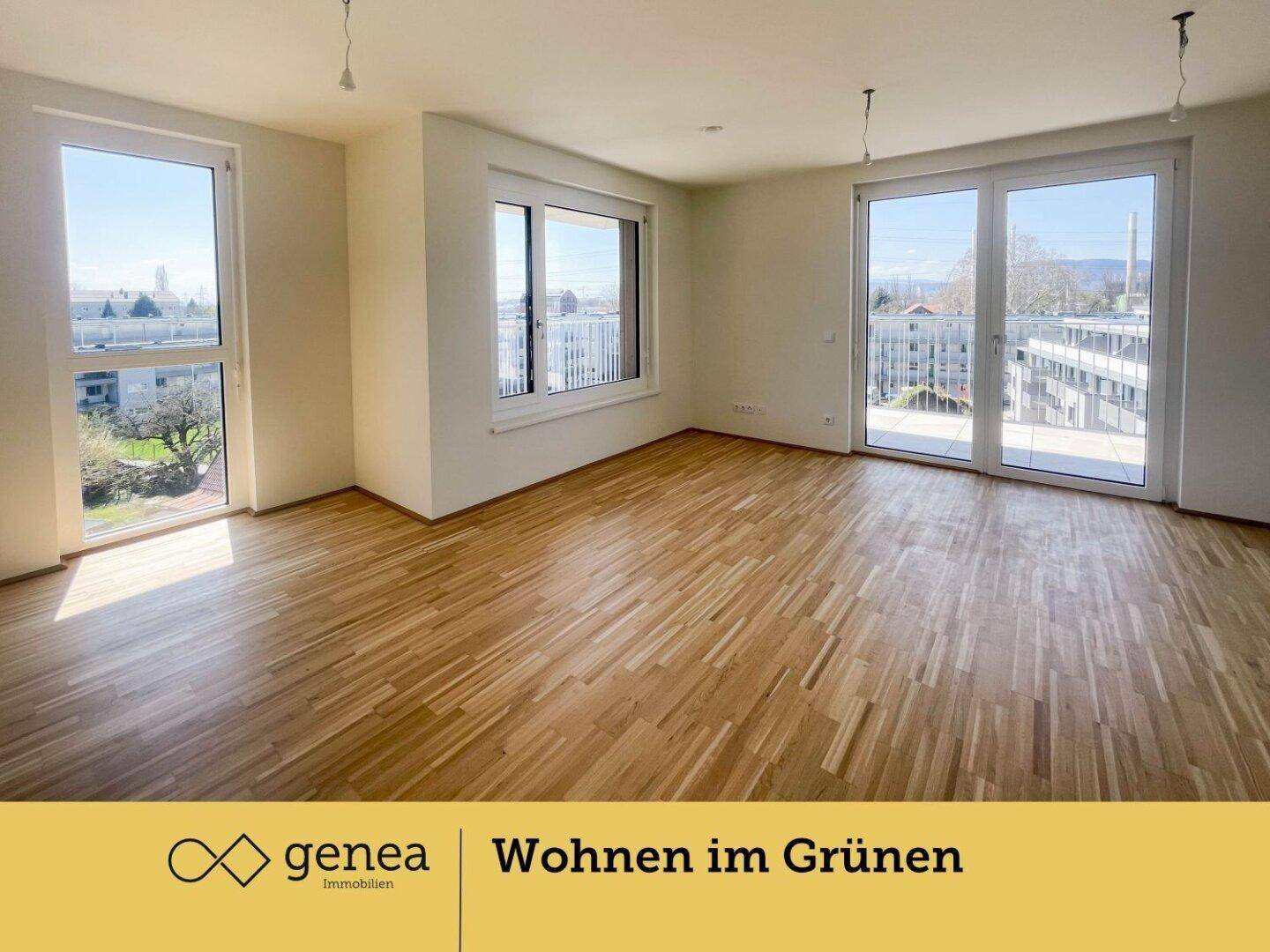Helles Wohnzimmer mit Parkettboden, großen Fenstern und Zugang zum Balkon.