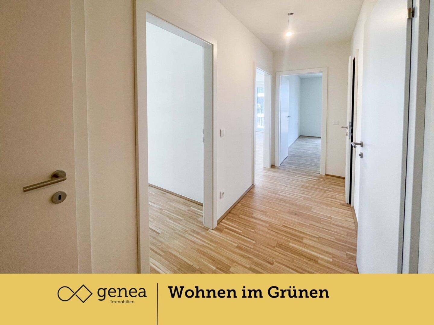 Geräumiger Flur mit Holzboden und mehreren Türen, der zu den verschiedenen Wohnbereichen führt.