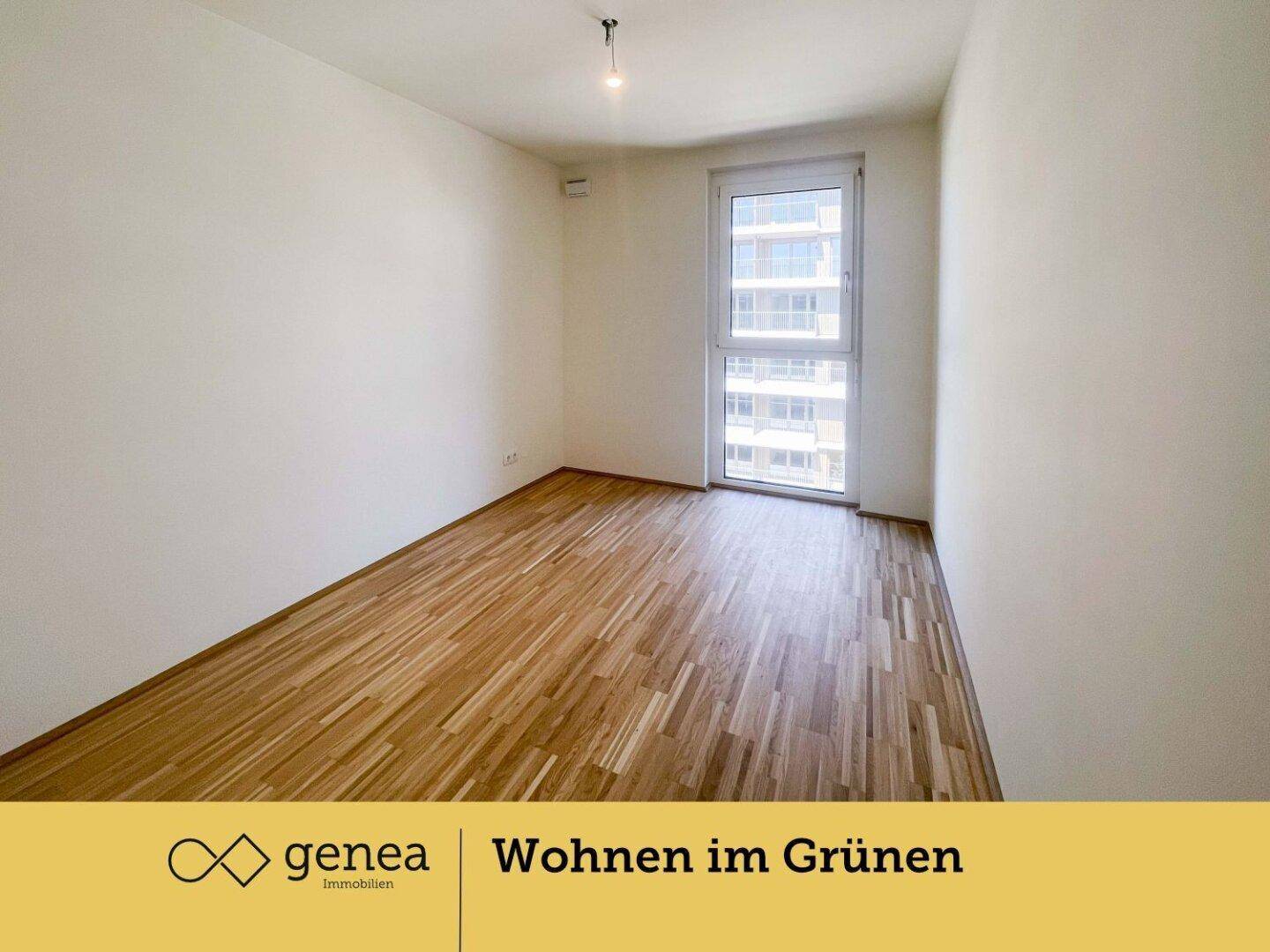 Helles Schlafzimmer mit Holzboden und großem Fenster, das viel Tageslicht hereinlässt.