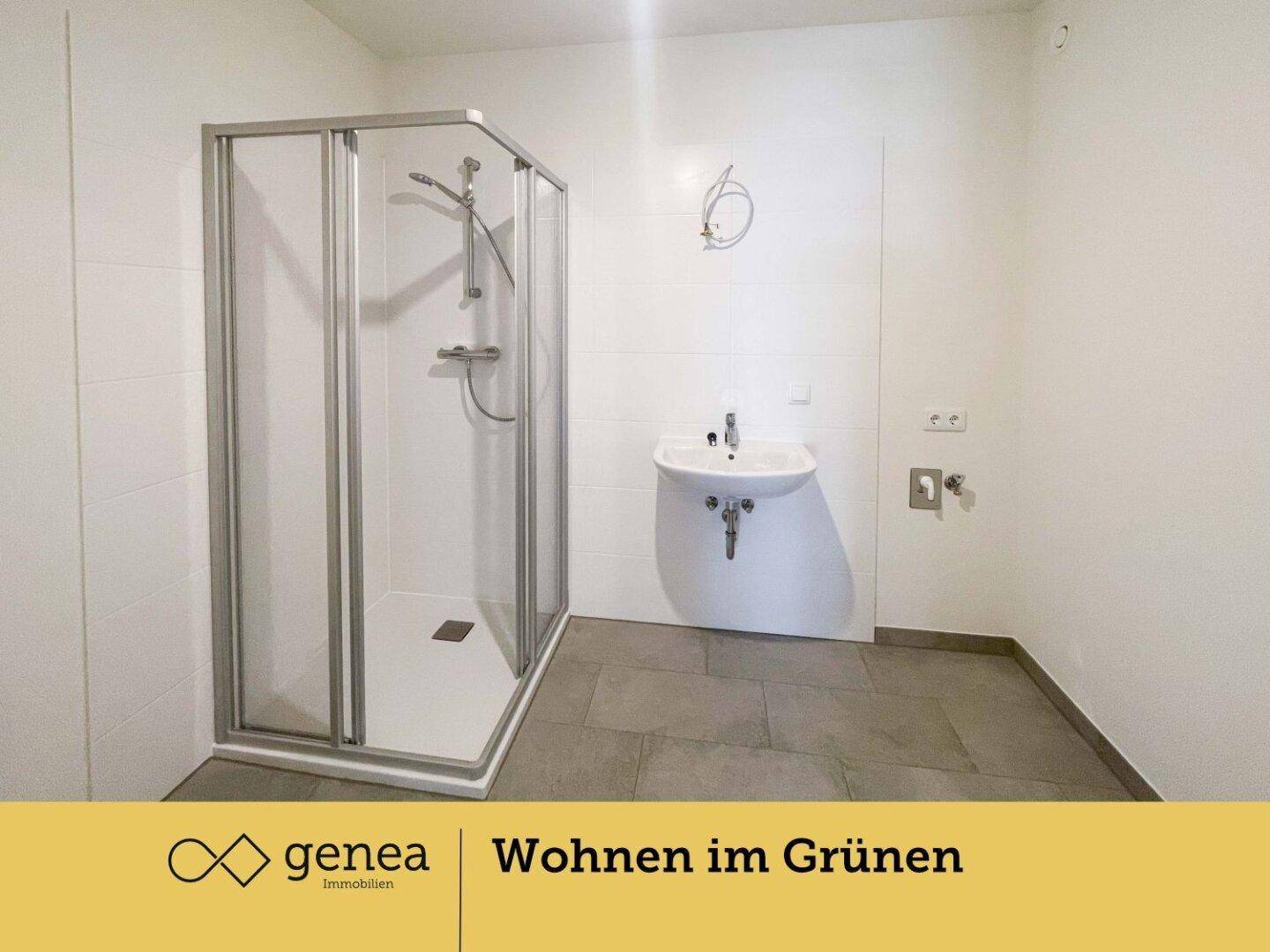 Modernes Badezimmer mit Duschkabine, Waschbecken und Fliesenboden, hell und funktional.