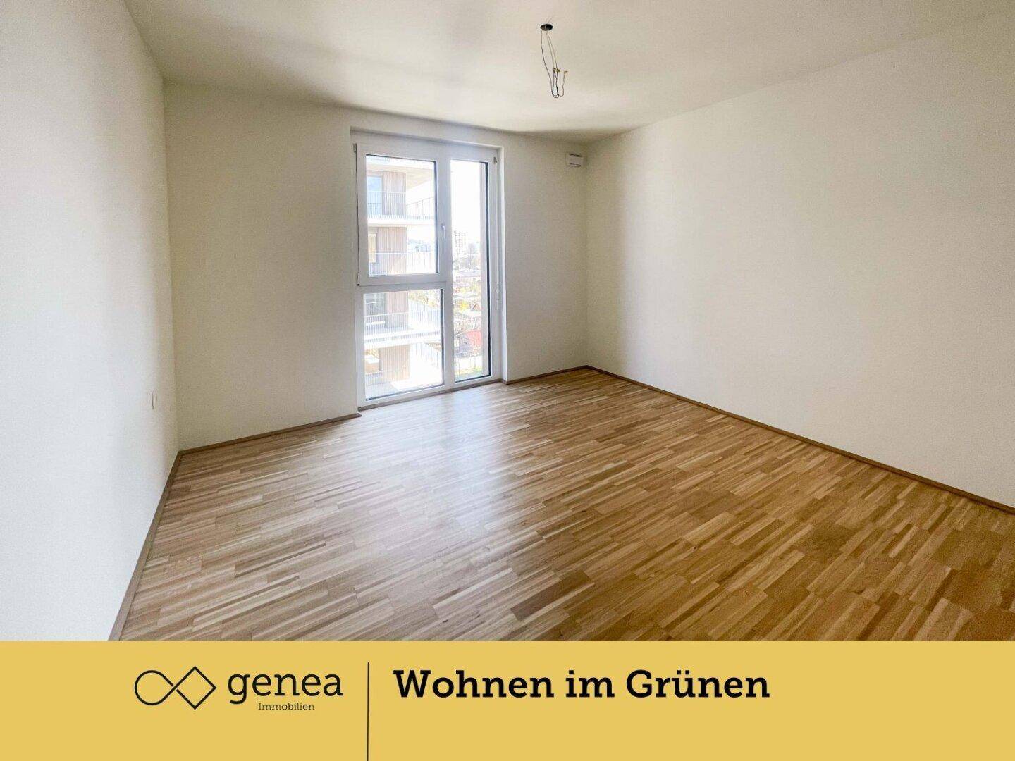 Geräumiges Schlafzimmer mit Holzboden und Fenster, das Zugang zu einem Außenbereich bietet.