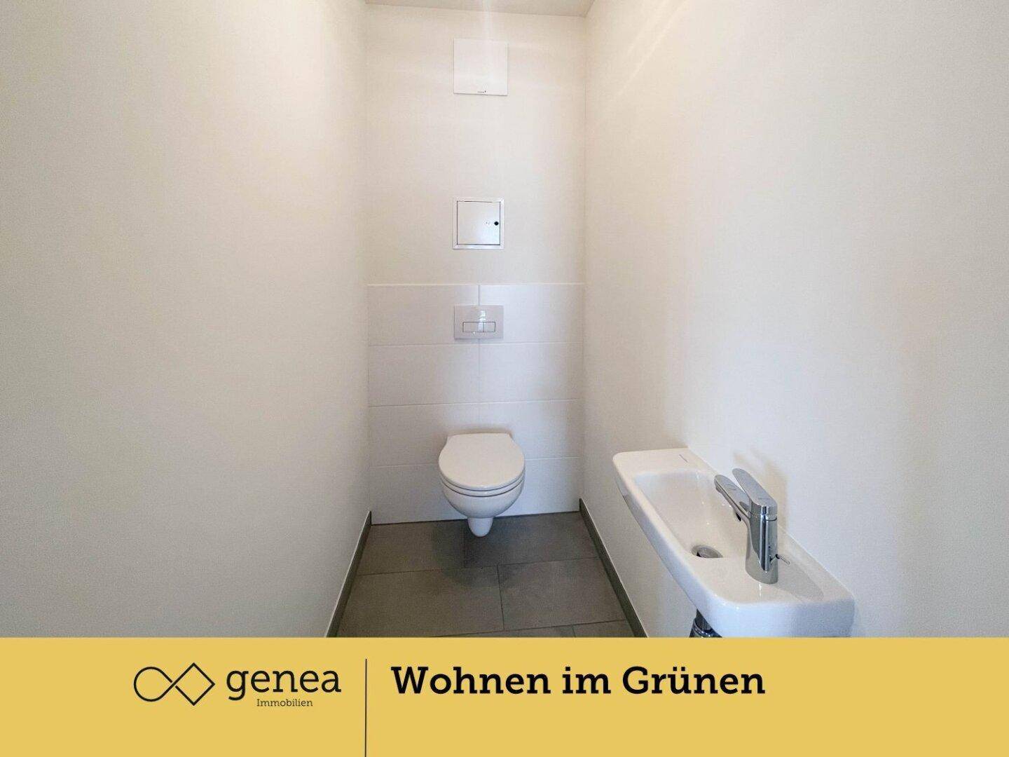 Modernes Gäste-WC mit wandhängendem WC, kleinem Waschbecken und Fliesenboden.